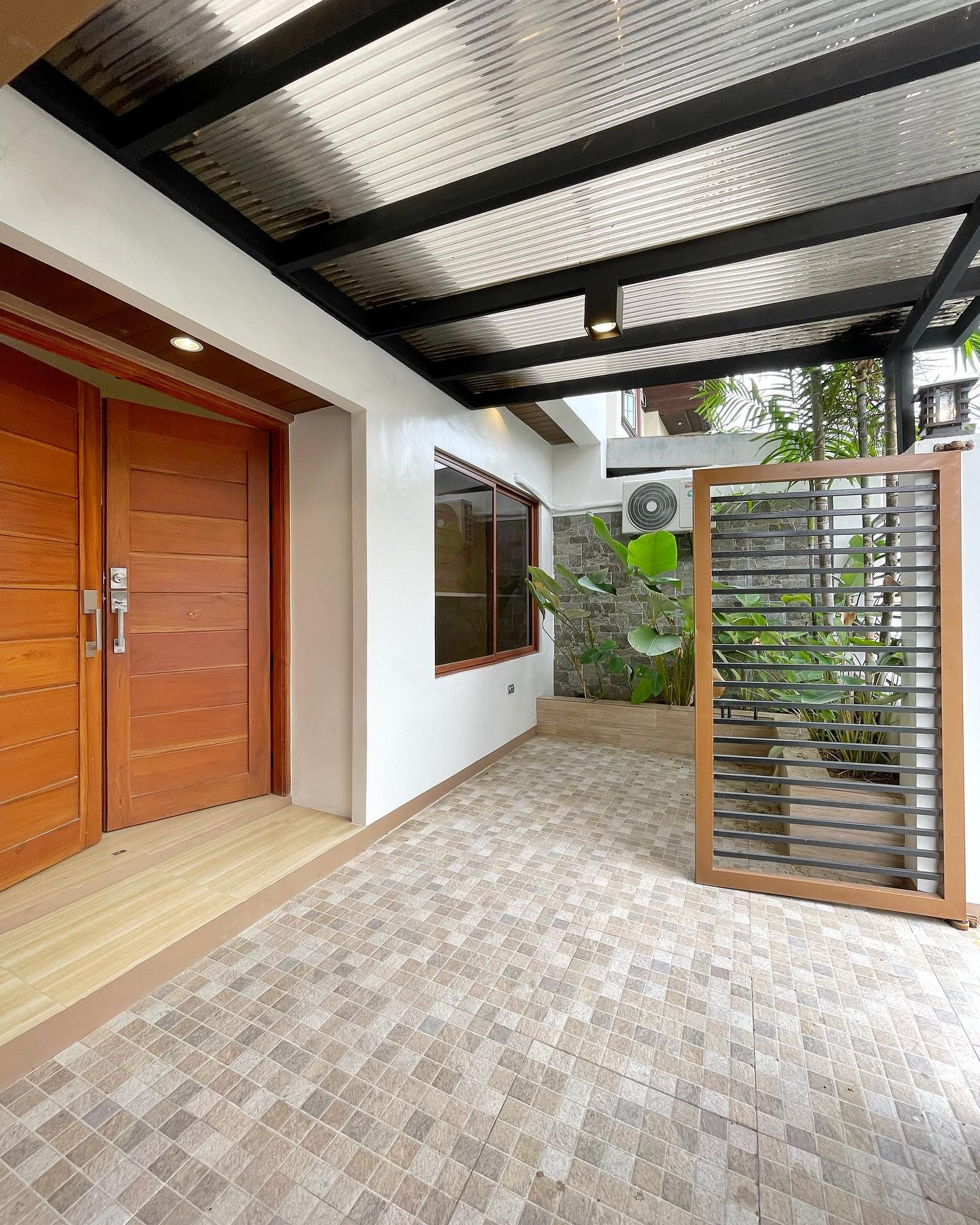Modern House for Sale in Greenwoods Executive Village photo 2