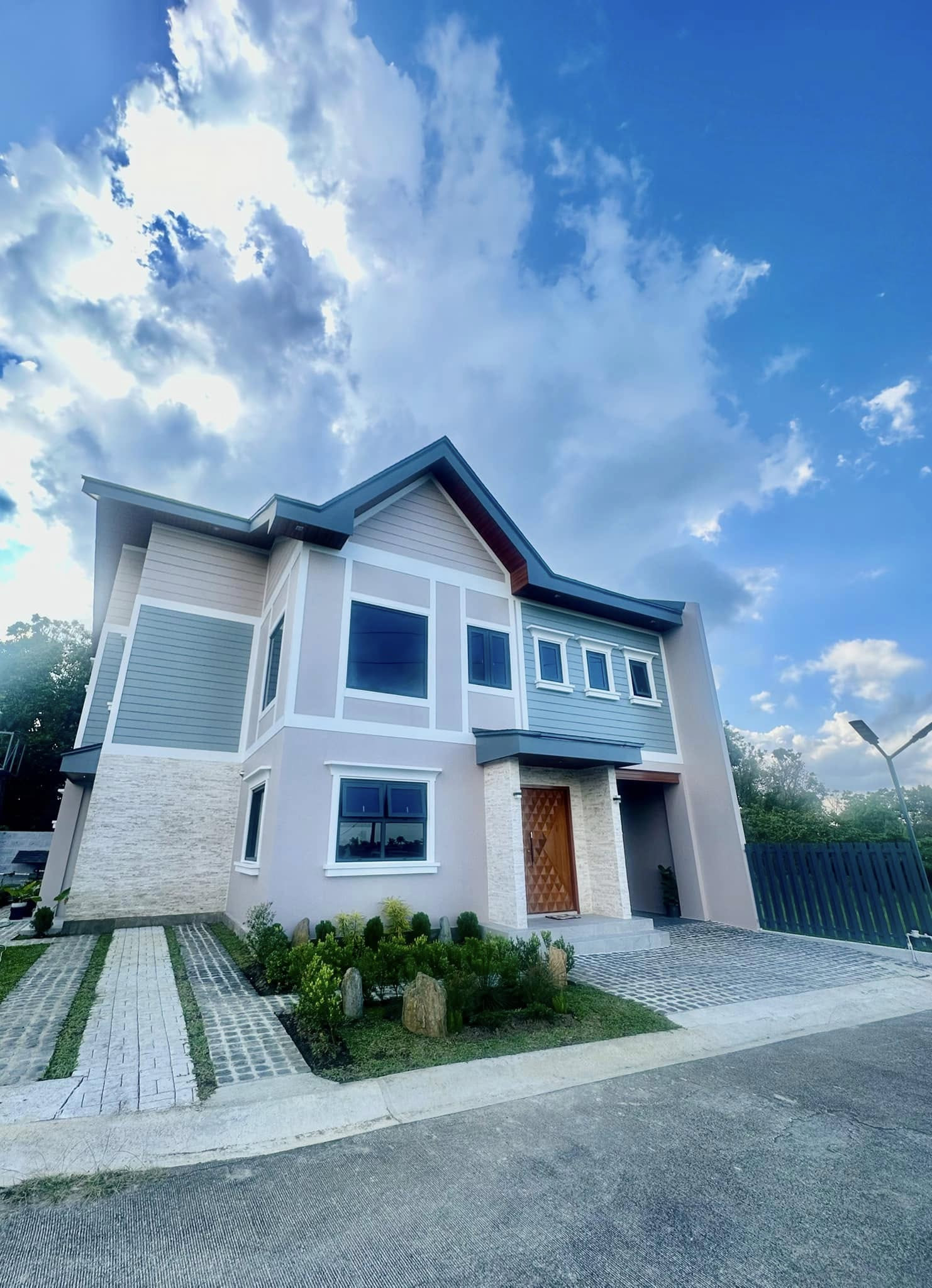 Grab this Brand-New Modern Country House in Tagaytay photo 1