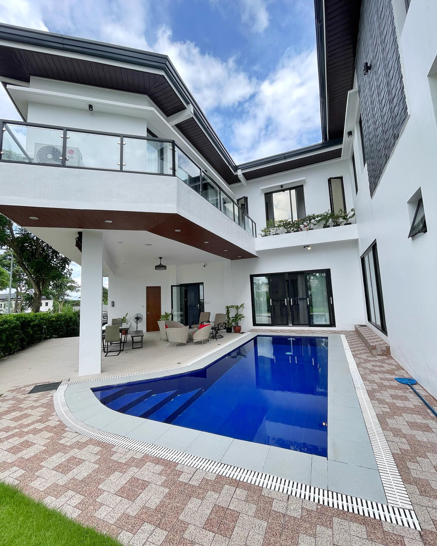 Pristine Beautiful Modern corner House for Sale photo 3