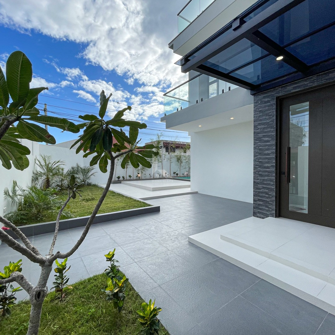 Impressive Modern Tropical Corner Home For Sale in BF Homes, Parañaque City photo 3