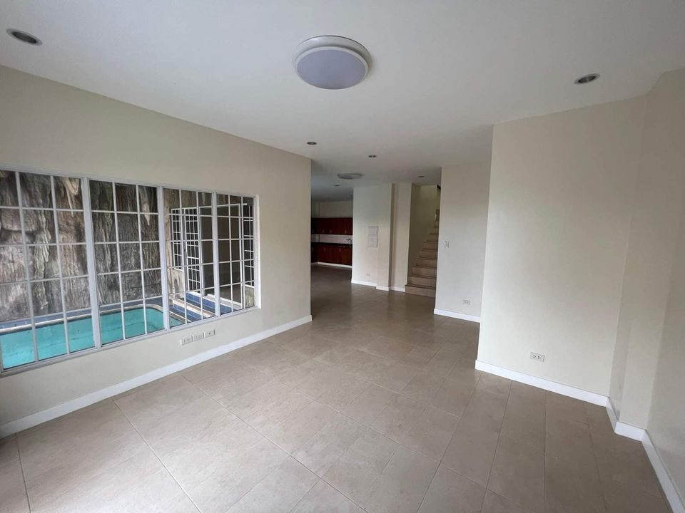 4 beds 4 baths House photo 2