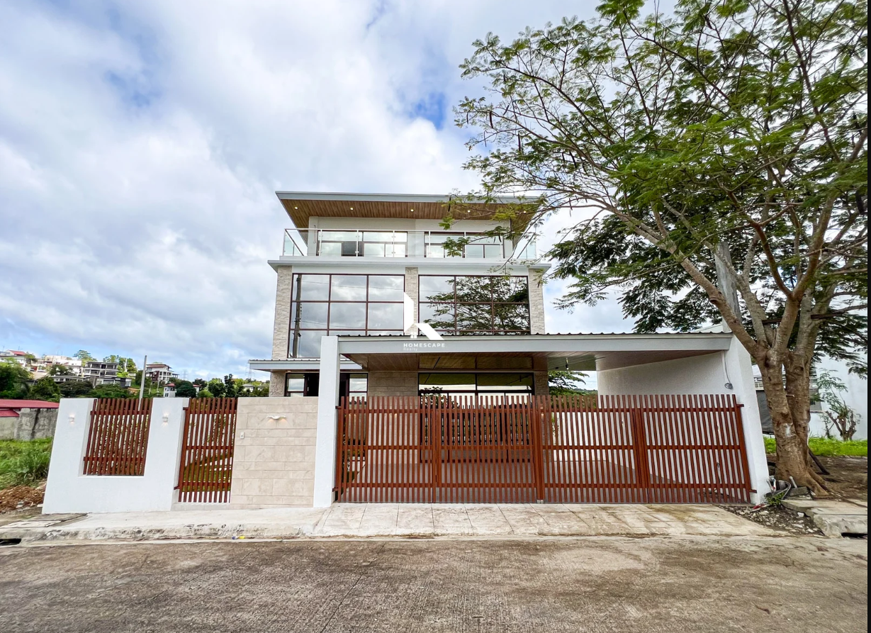 Stunning Modern House with Overlooking View in Eastland Heights photo 1