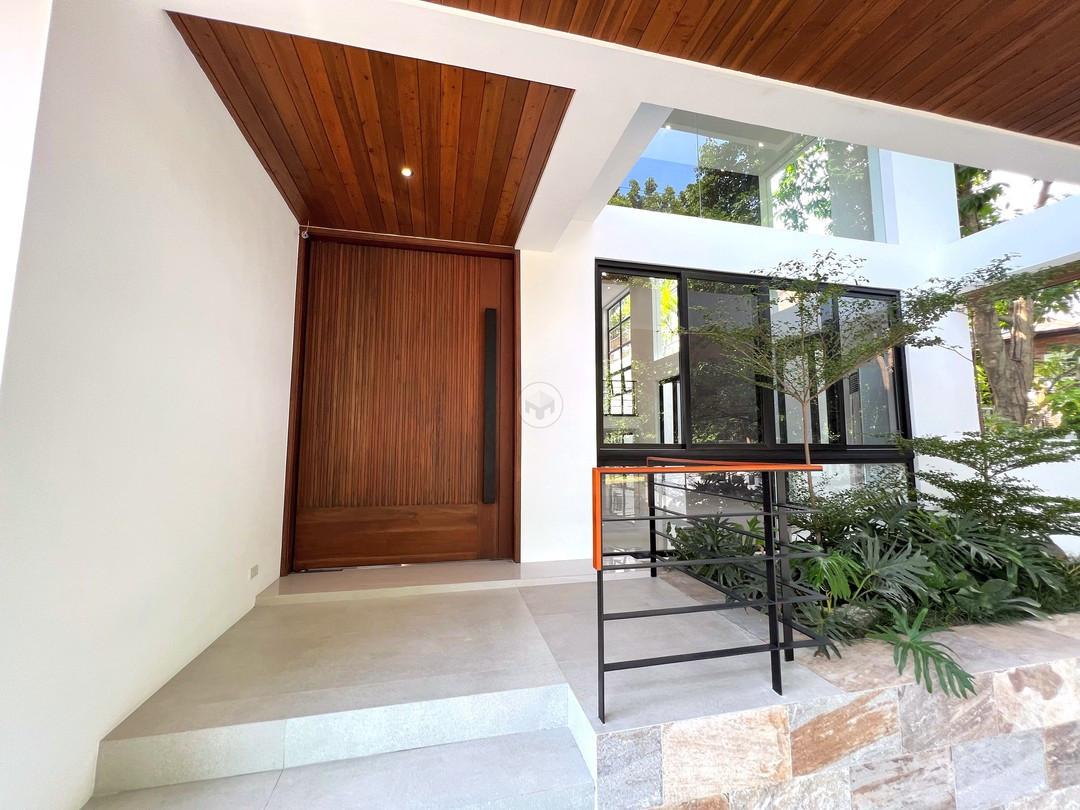 Ultramodern Spotless House and Lot for Sale photo 2