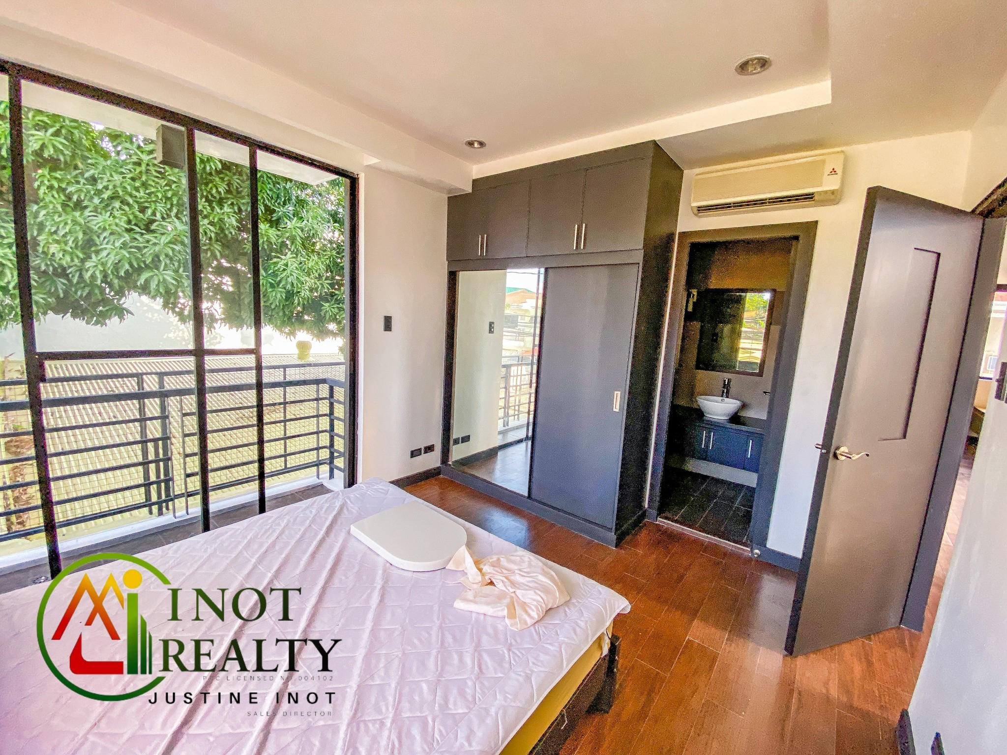 Spacious 3 Storey Single Attached House photo 5