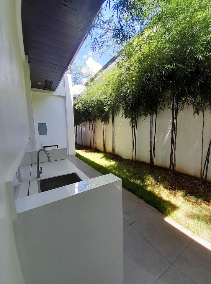 For Sale Big House & Lot photo 2