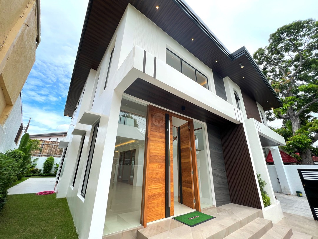 A Bright & Modern Home photo 2