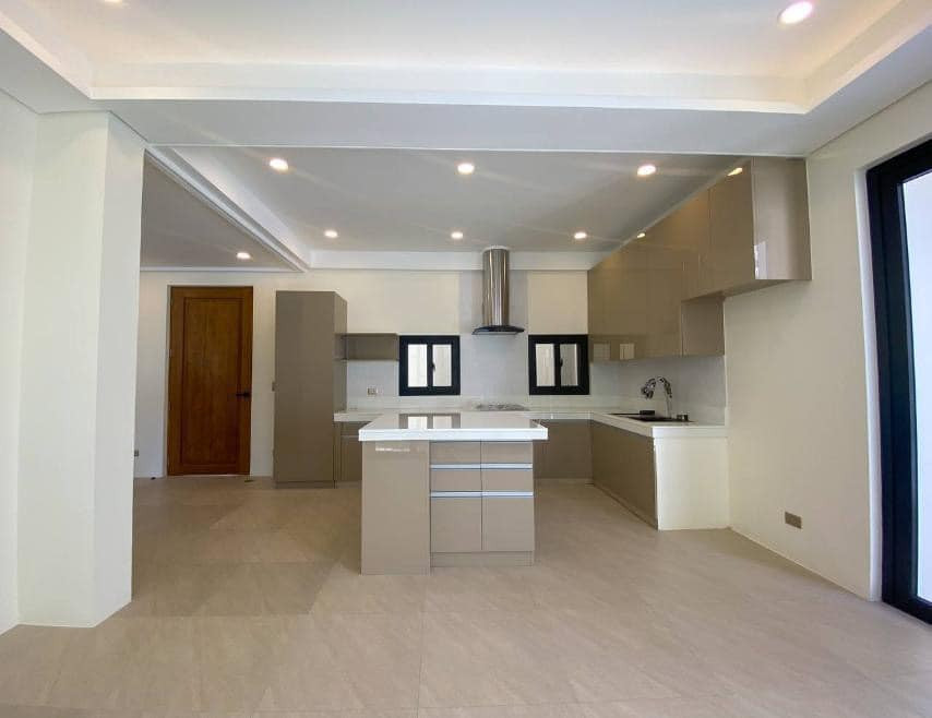 Contemporary 3 Bedroom House and Lot for Sale photo 3