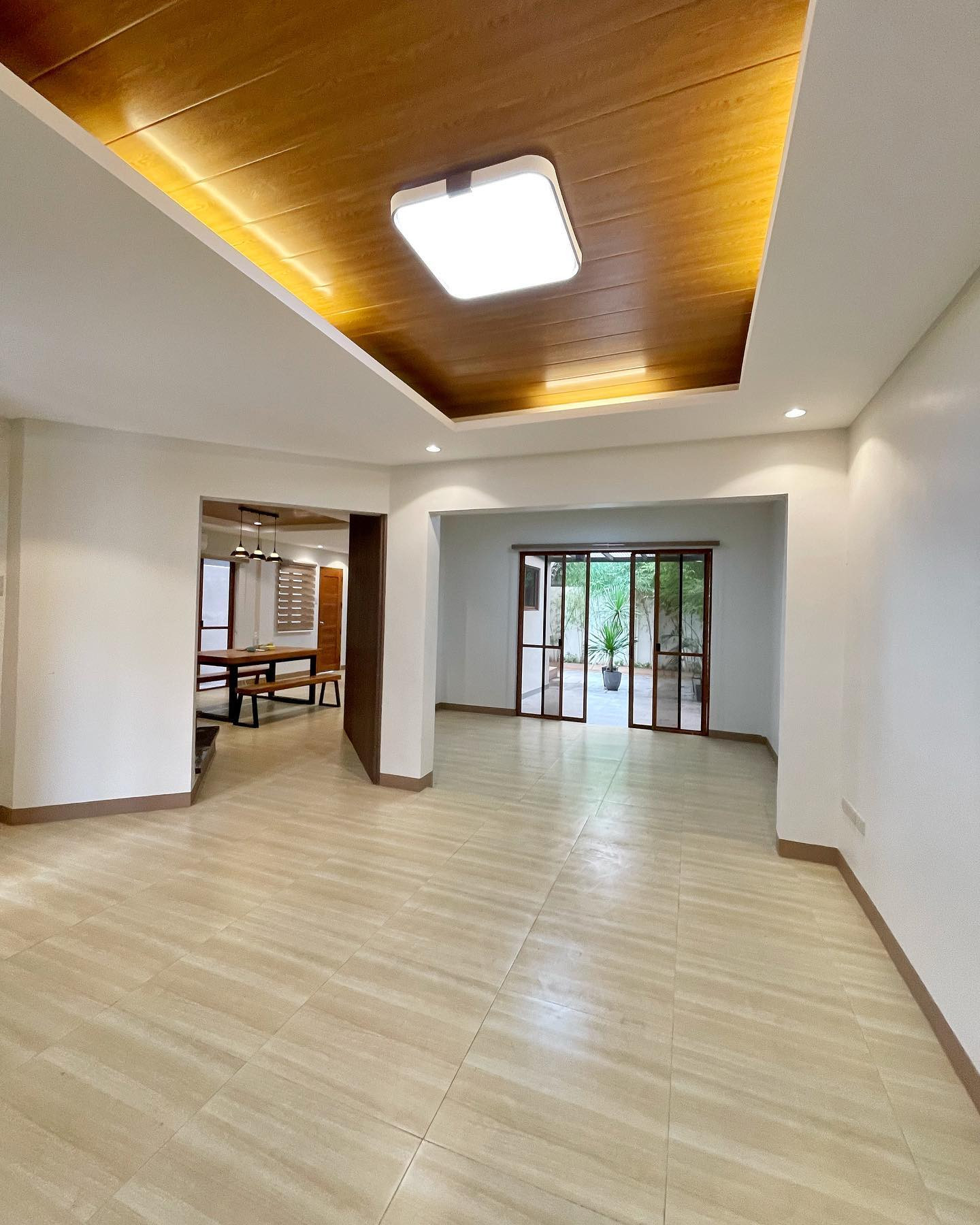 Modern House for Sale in Greenwoods Executive Village photo 5