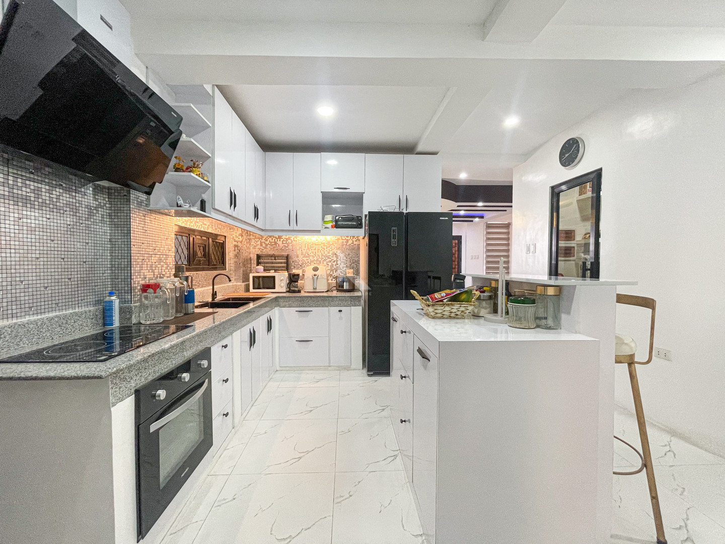 Captivating Modern Asian Corner House For Sale in Cabuyao, Laguna photo 4