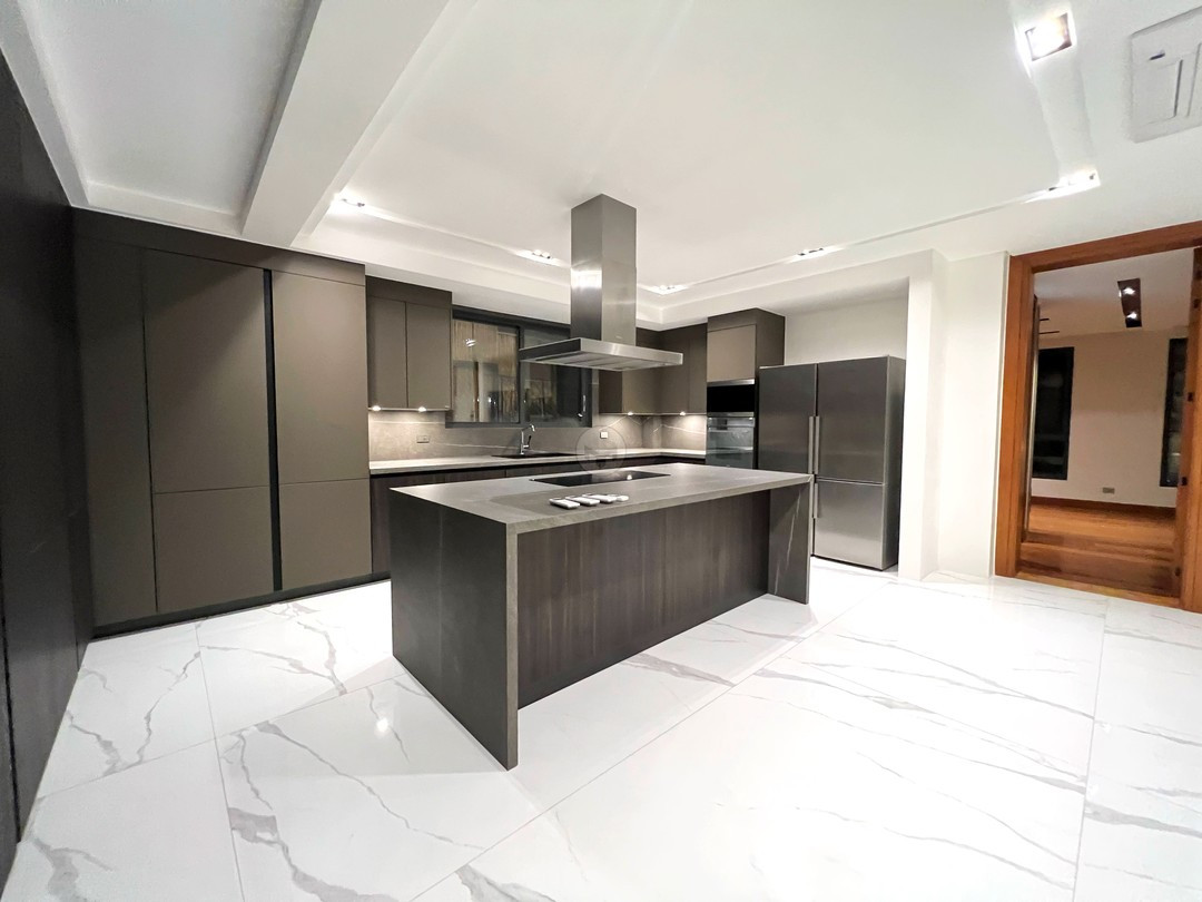 The Krimzon Heim - Avante Garde Ayala Alabang House for Sale photo 4