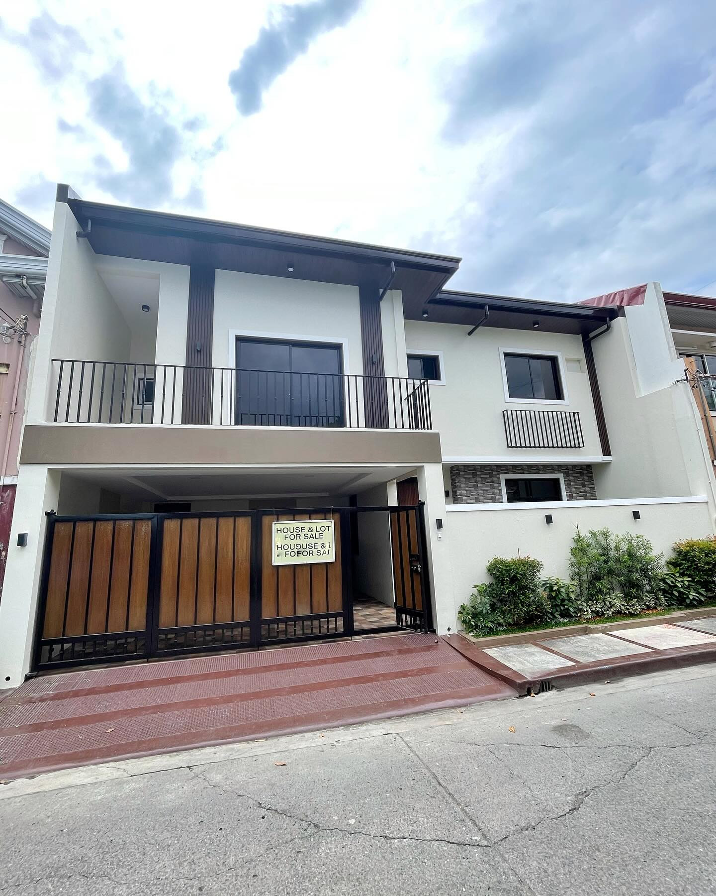 Newly renovated Contemporary House for Sale in Greenwoods Executive Village photo 1