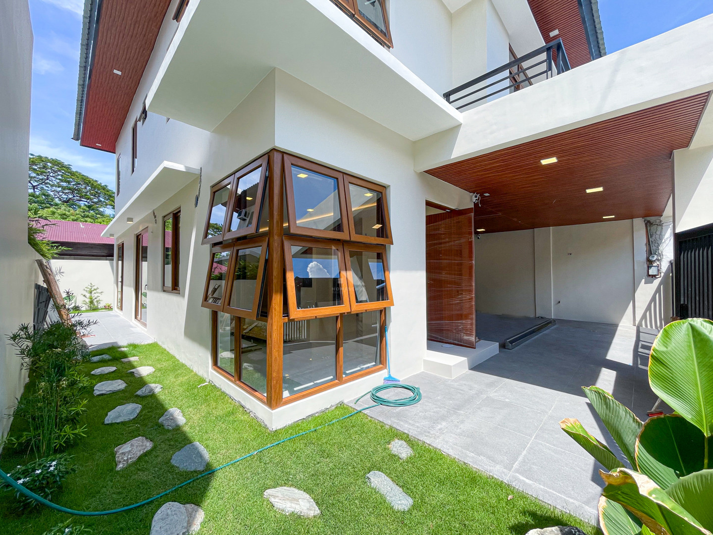 Sophisticated Modern Contemporary House and Lot For Sale photo 2