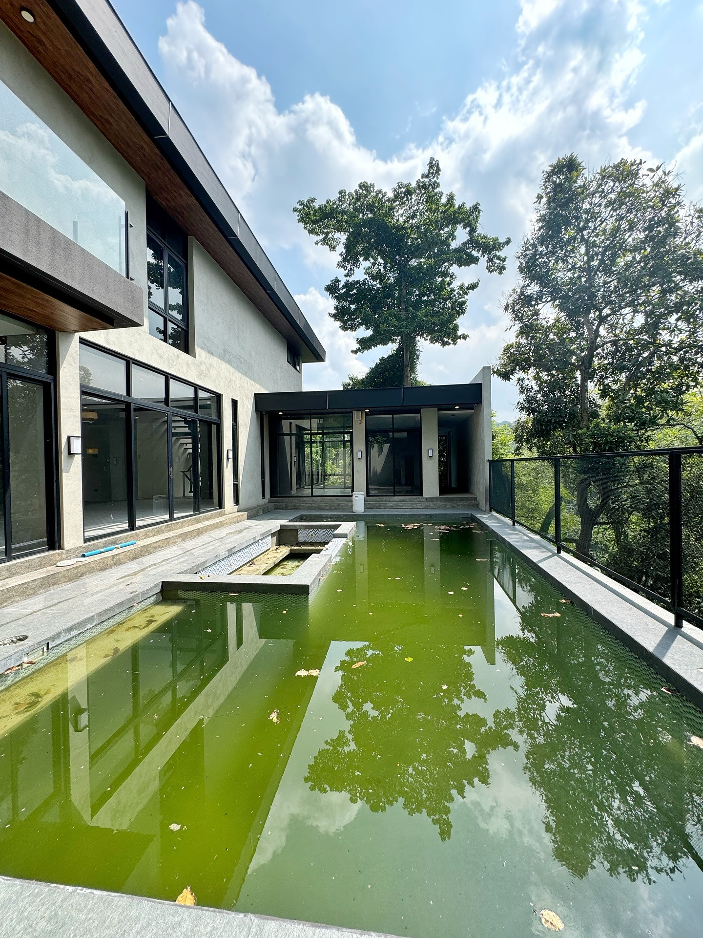 Modern  Massive Industrial House for Sale with Theatre Room and Swimming Pool photo 2