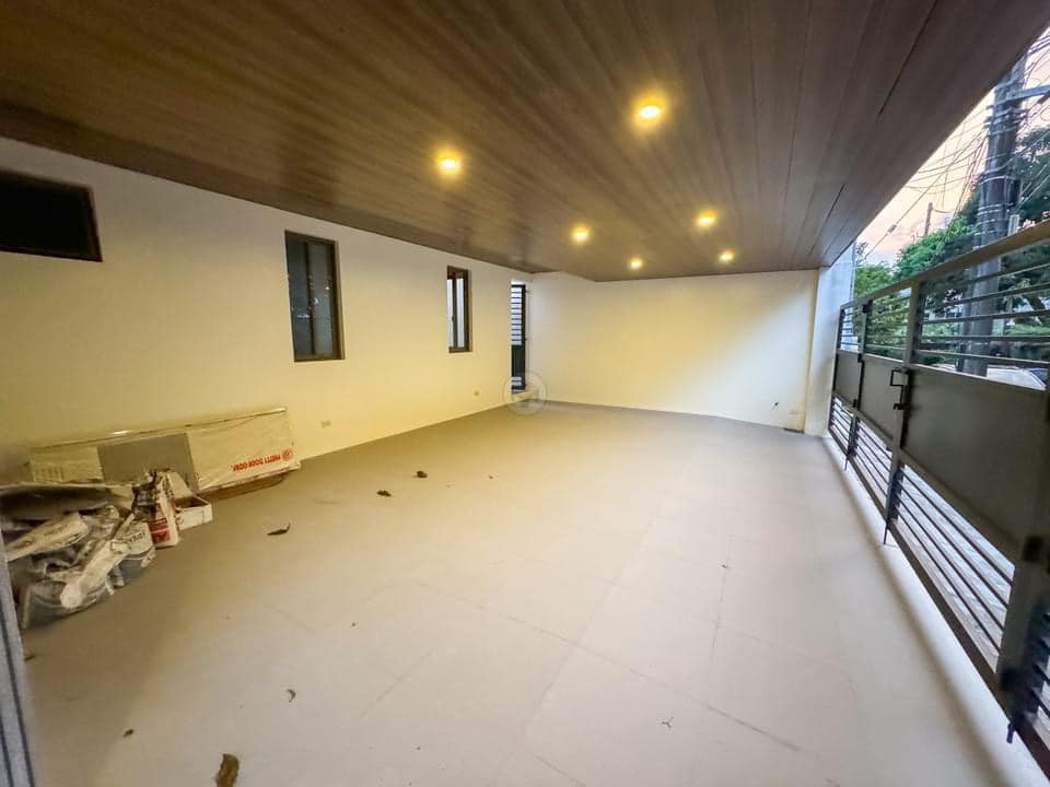A Stylish 5 Bedroom House and Lot For Sale photo 2
