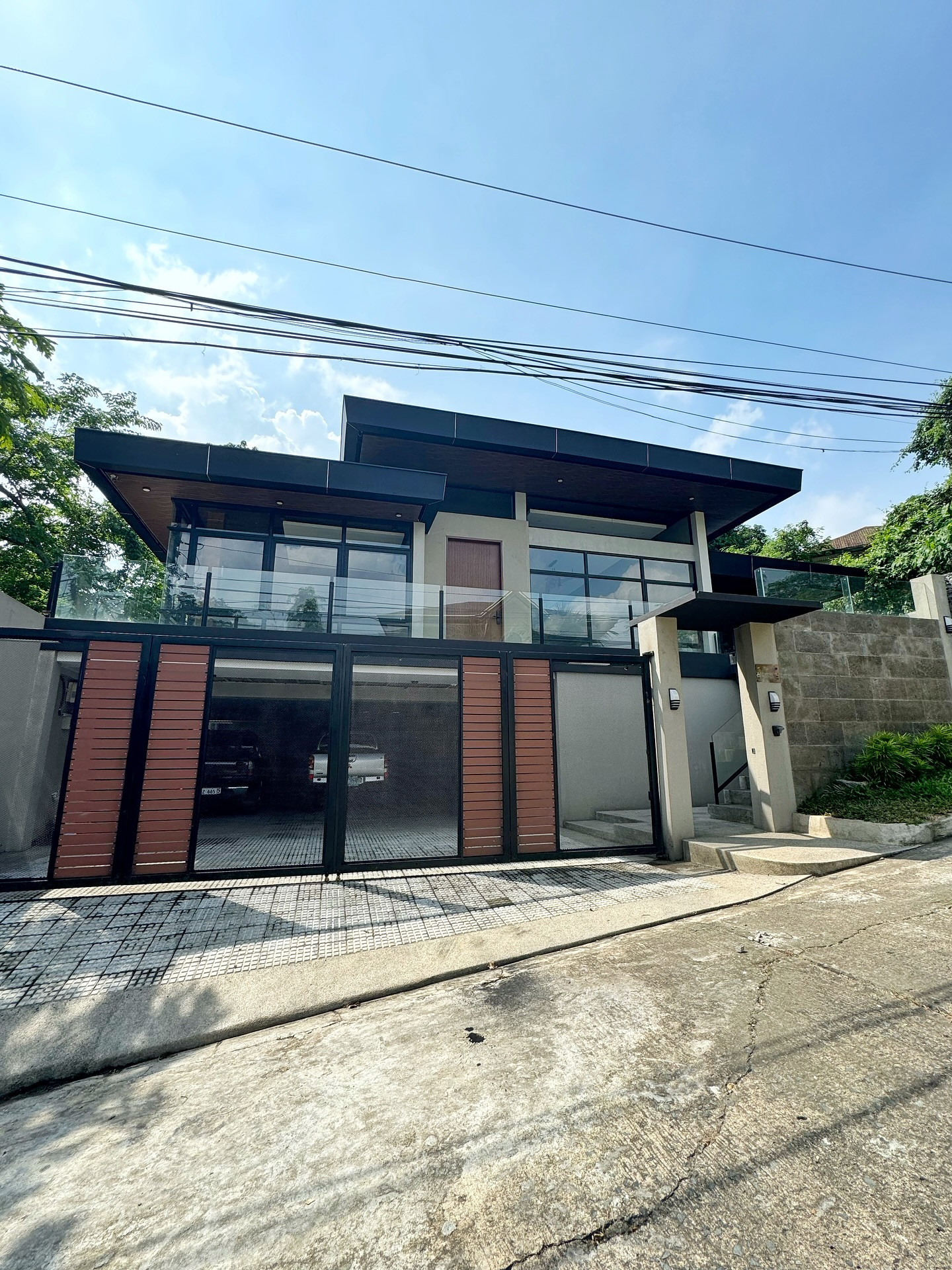 Modern  Massive Industrial House for Sale with Theatre Room and Swimming Pool photo 1