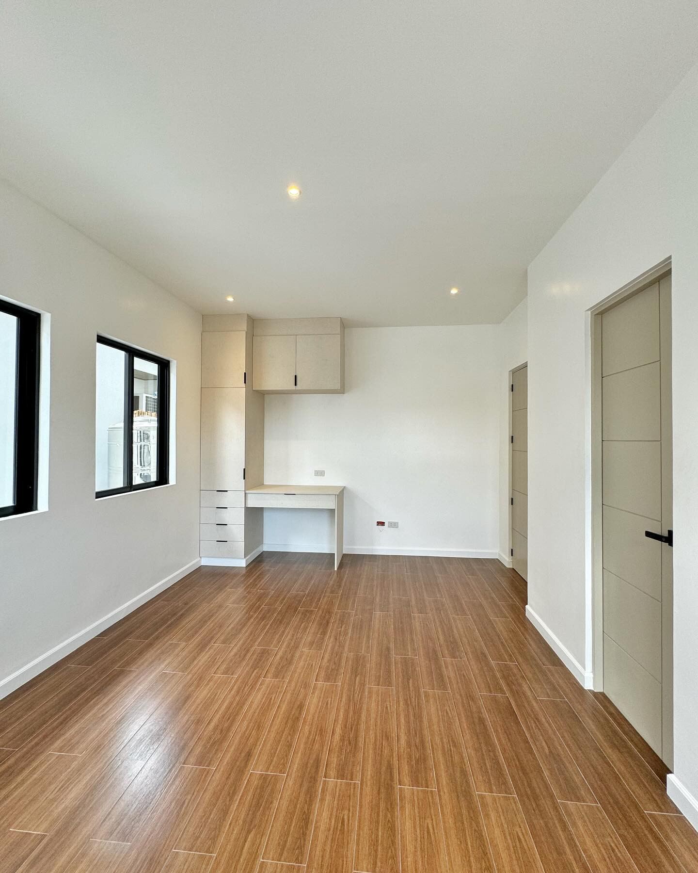 Brand New Modern House for Sale in Greenwoods Executive Village photo 5