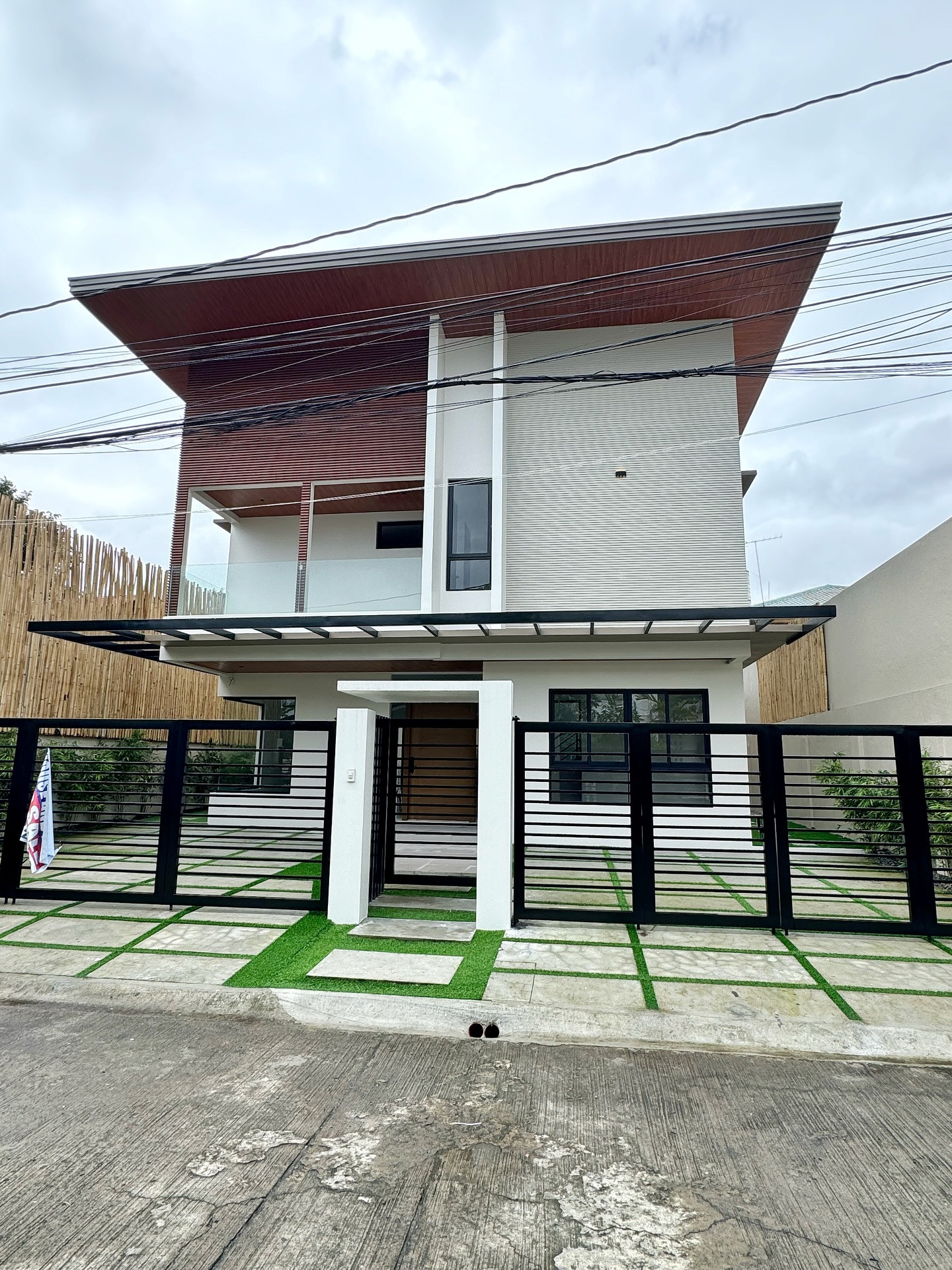 Brand New Modern House for Sale in BF Homes photo 1