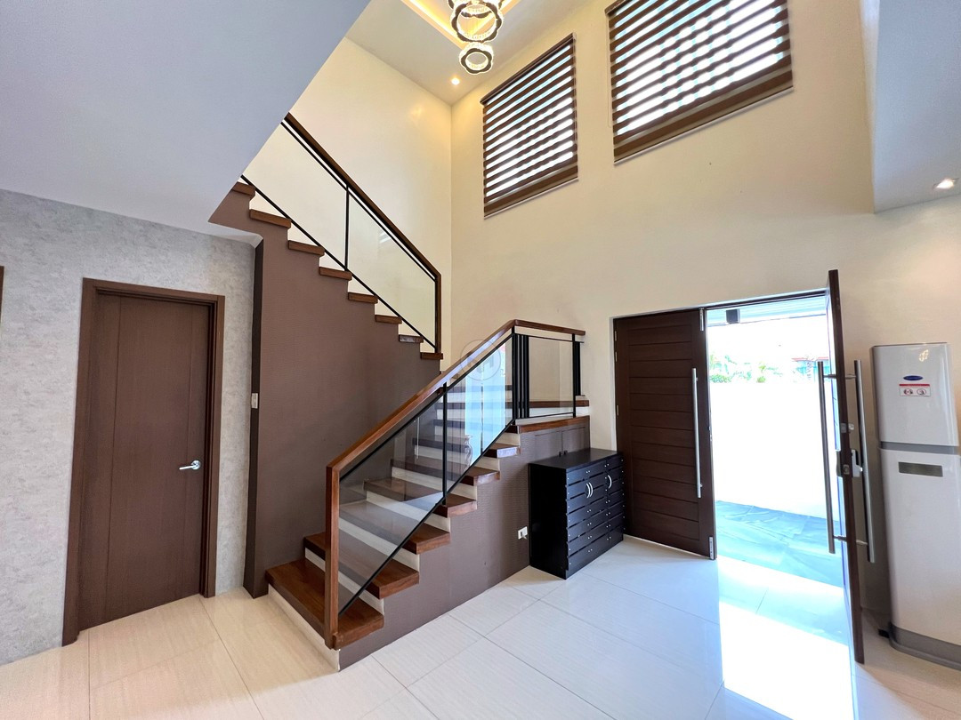 Stylish Immaculate House and Lot for Sale photo 2