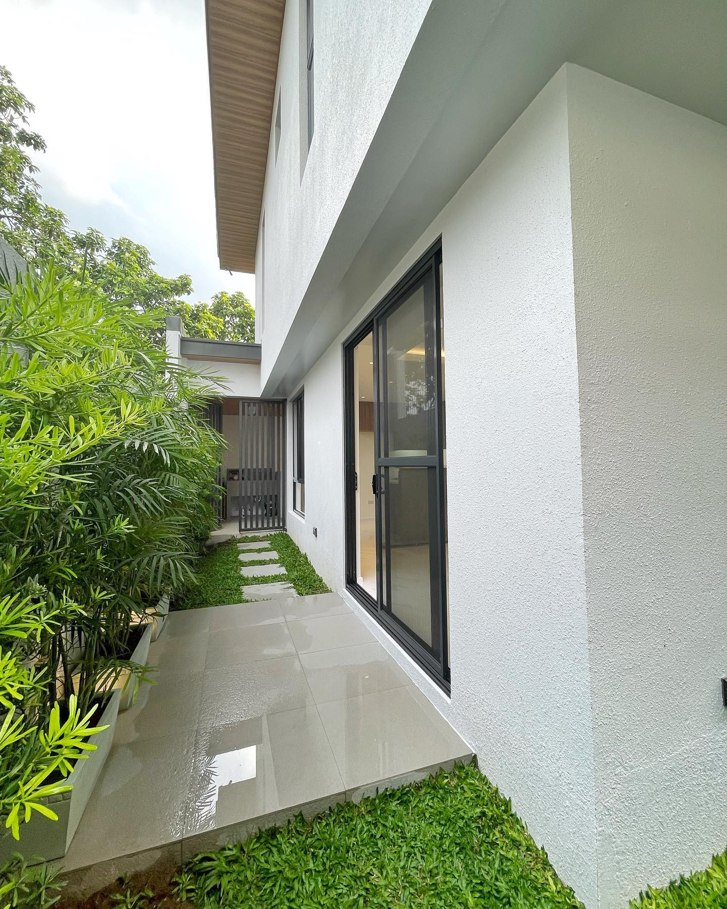 Brand New Modern Contemporary House in Filinvest, Batasan Hills Quezon City photo 2