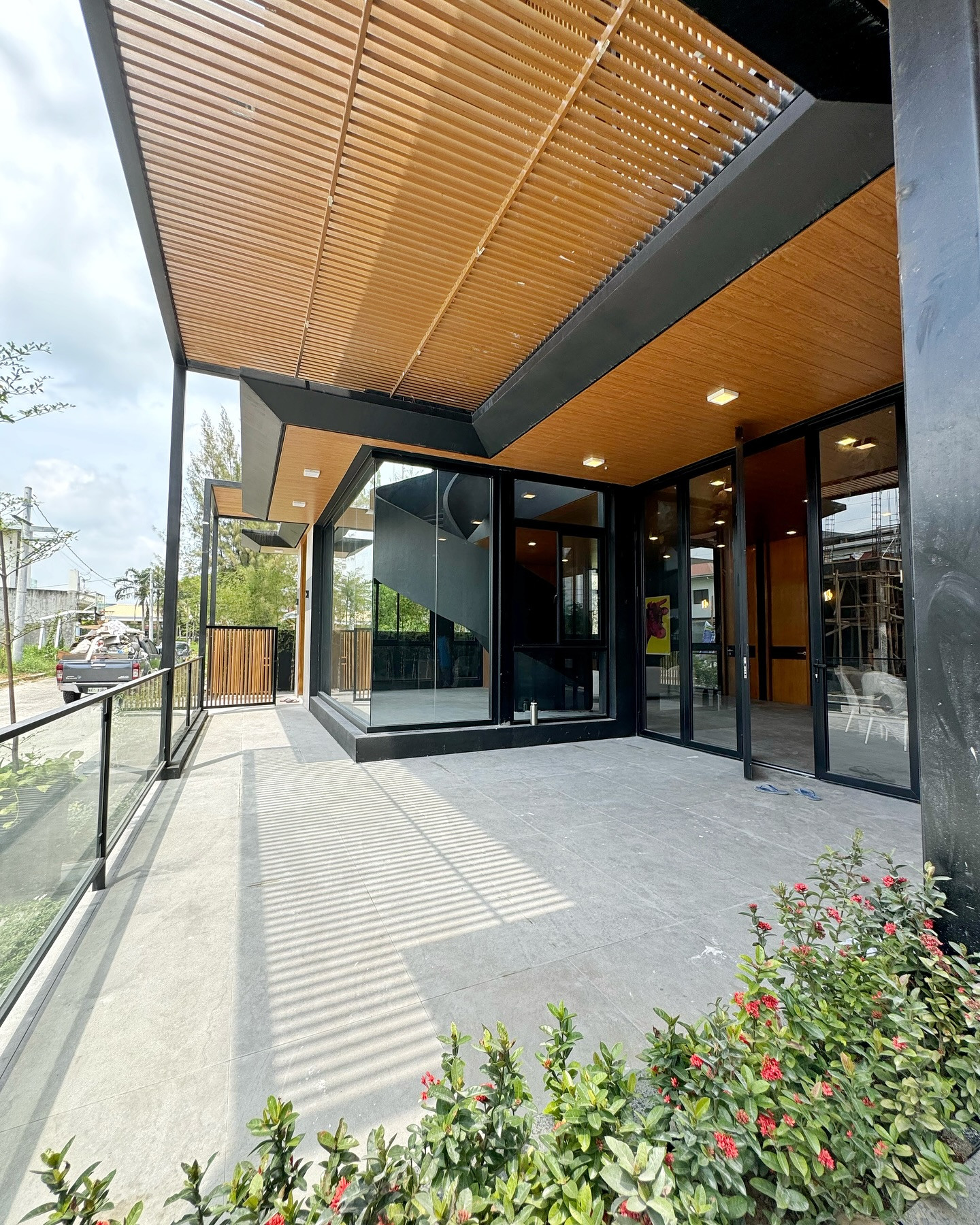 Modern Elegant Designer Home photo 2