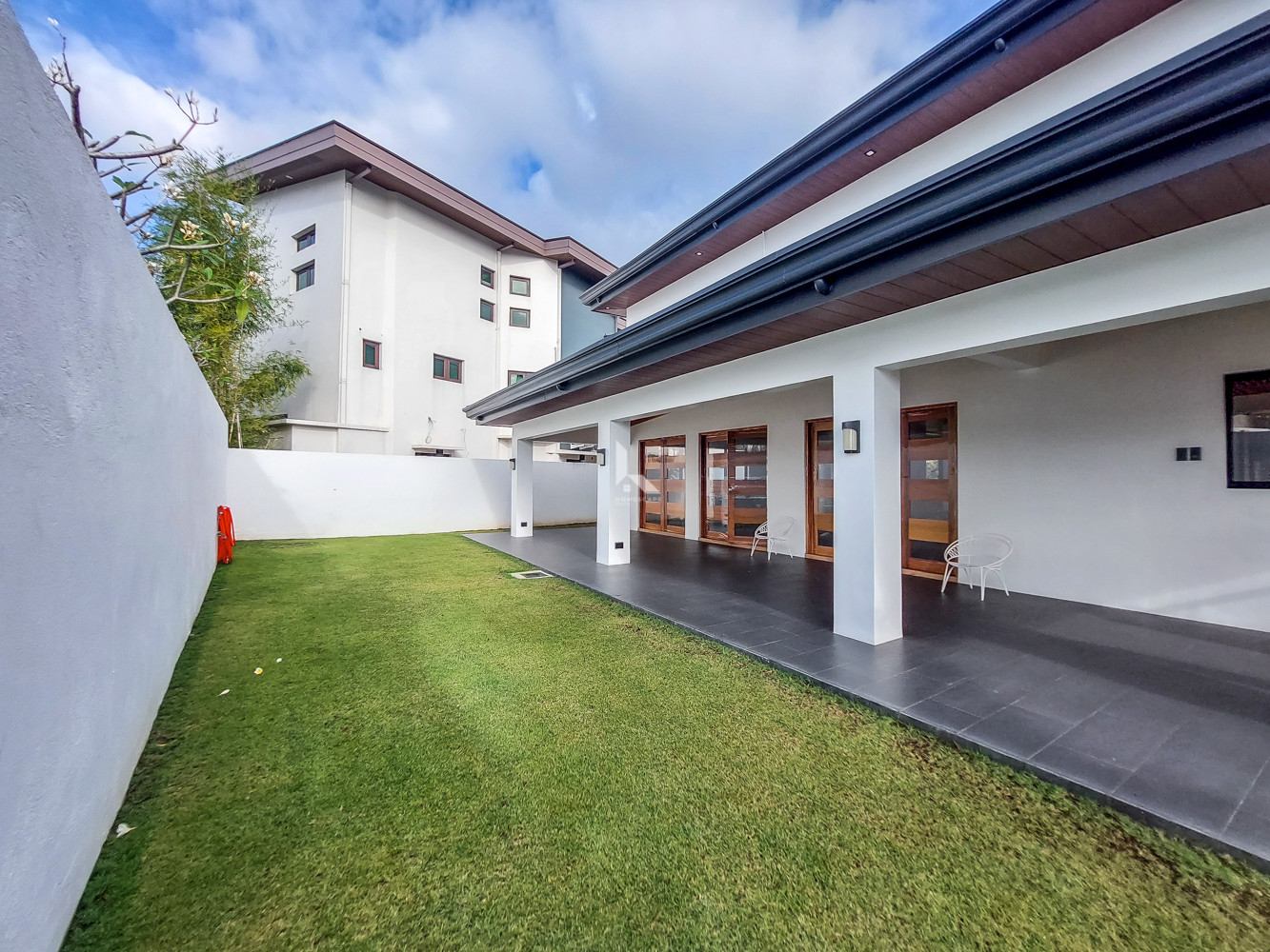 3 Storey House and Lot for Sale in Ayala Southvale Village, Bacoor Cavite photo 2