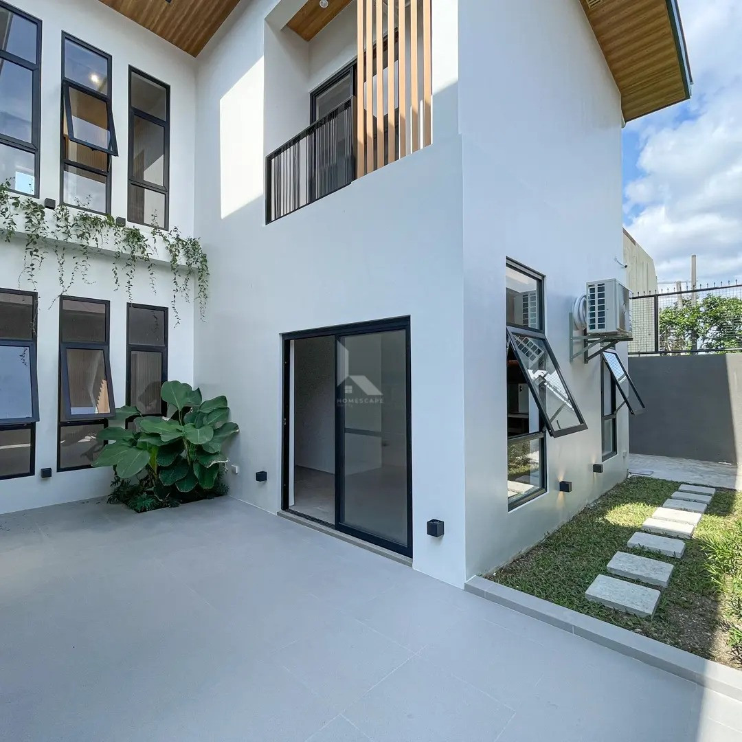 Stunning Modern U-Shaped  Single Detached House and Lot For Sale photo 2