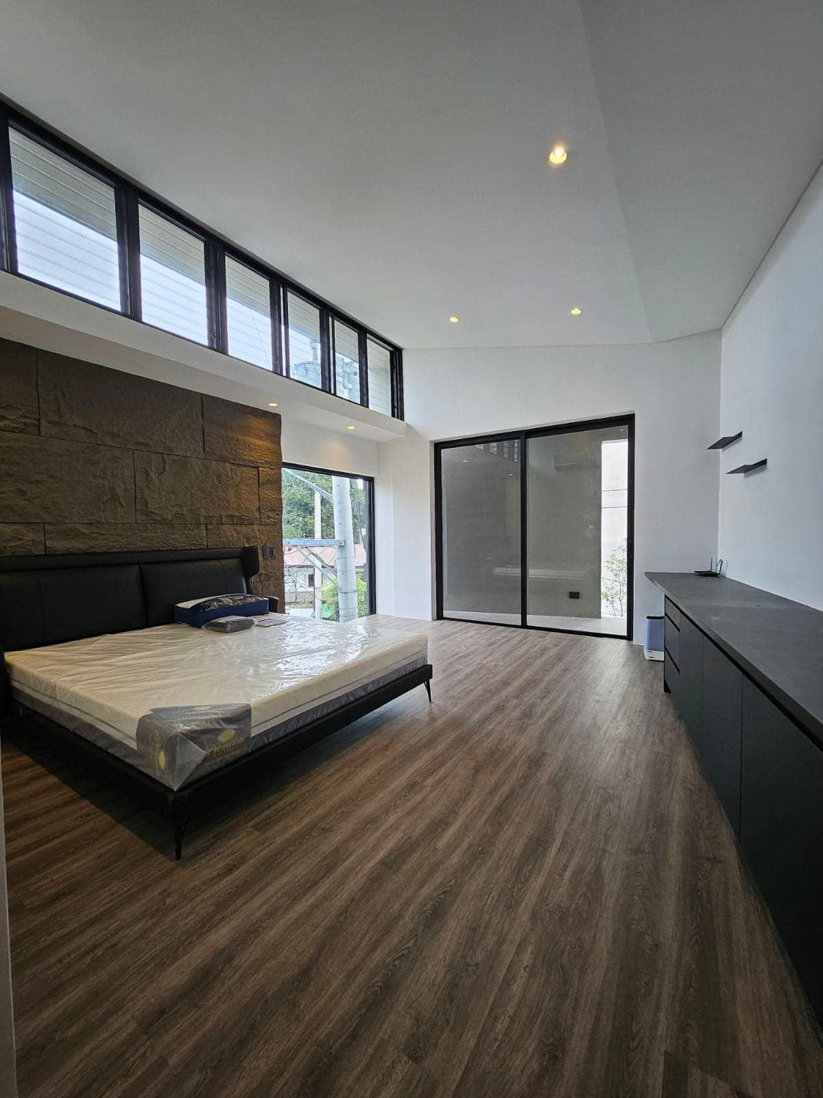 A Remarkable Brand New House and Lot for Sale in Kapitolyo, Pasig photo 4