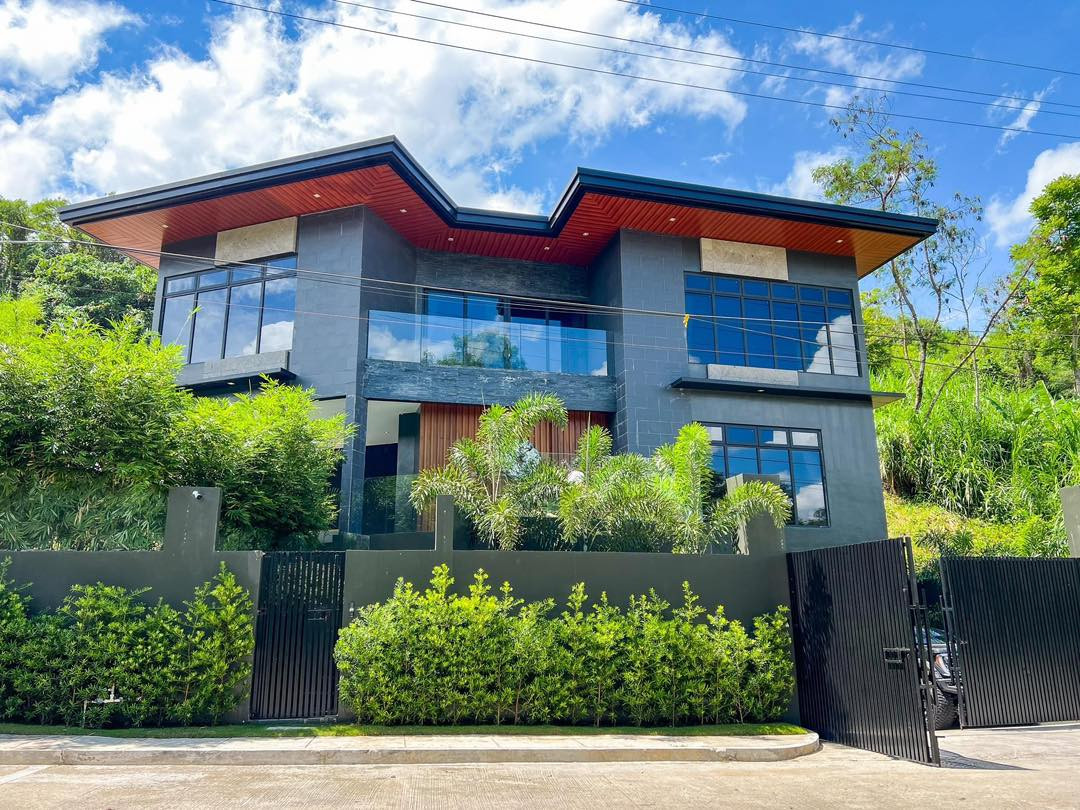 A Stately 8000 Square foot House for Sale in Antipolo photo 1