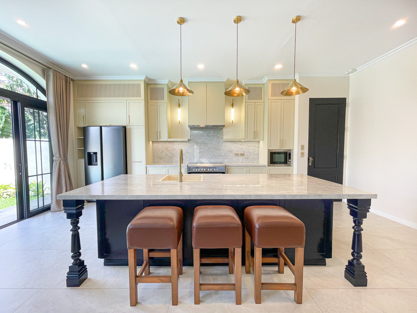 Sophisticated Modern Contemporary House and Lot For Sale in The Orchard photo 4