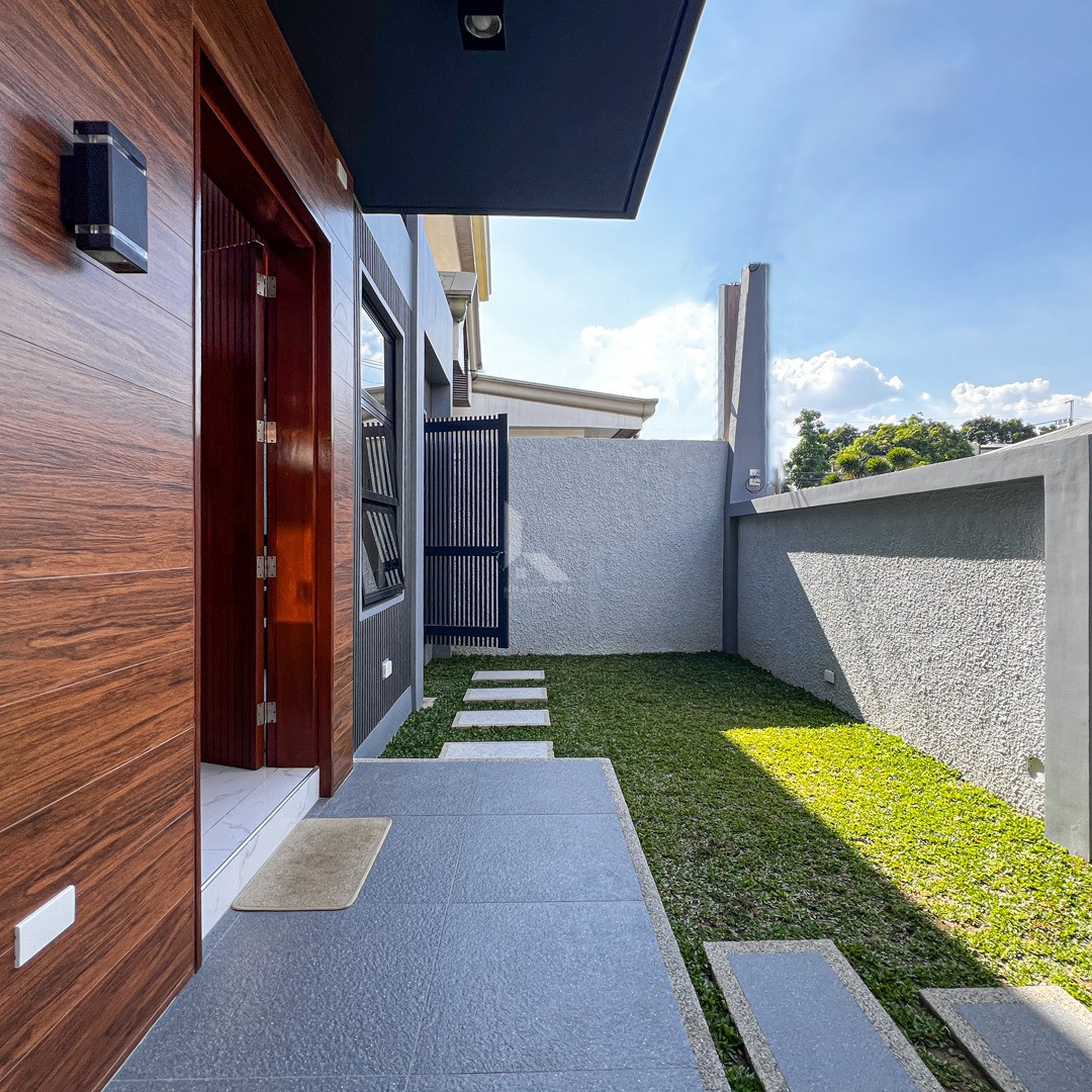 Bespoke Modern Tropical House and Lot for Sale in Filinvest 2 photo 2