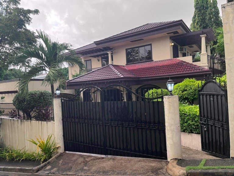 3 Bedroom House with Swimming Pool for Sale photo 1