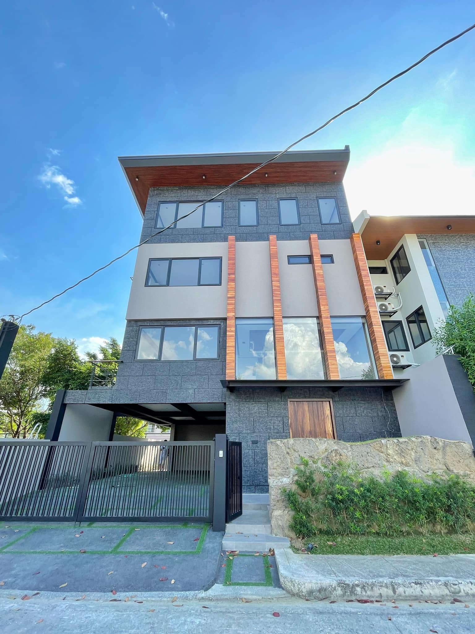 Brand New 4-Storey Modern House w/ Elevator in Marikina photo 1