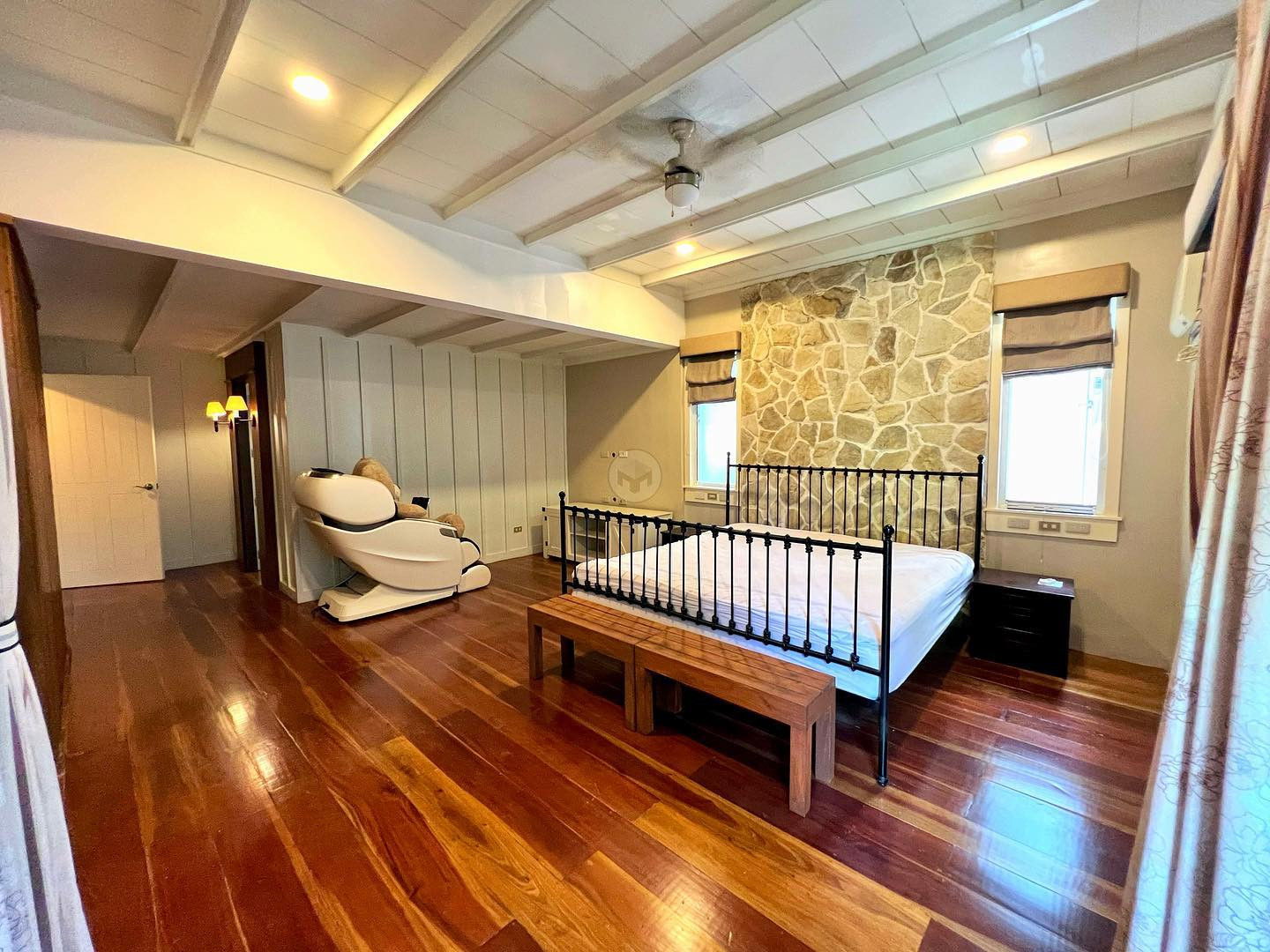 Alluring American Country Style House and Lot For Sale photo 4