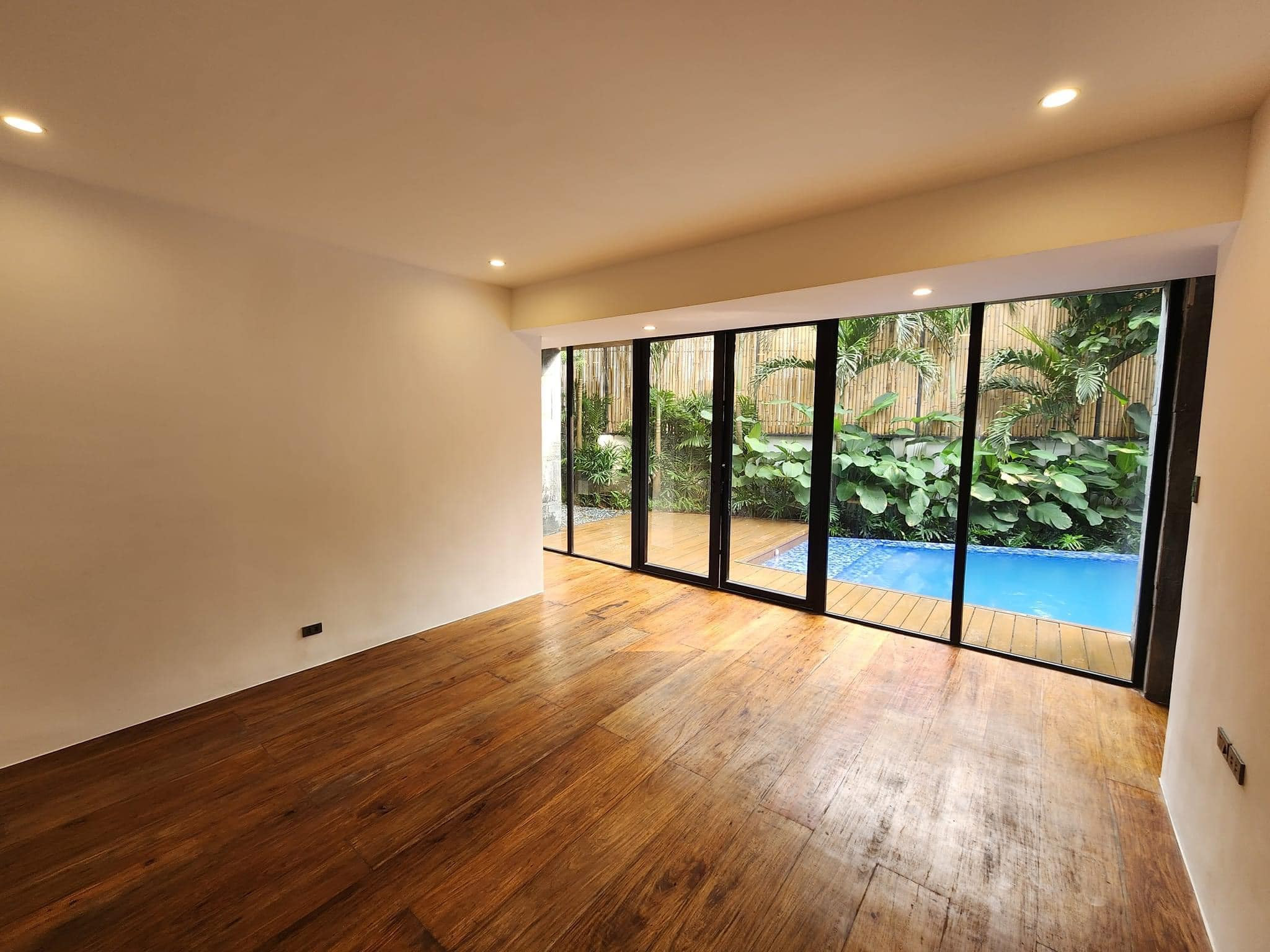 A Tropical Home Oasis for Sale in Horseshoe Village photo 5
