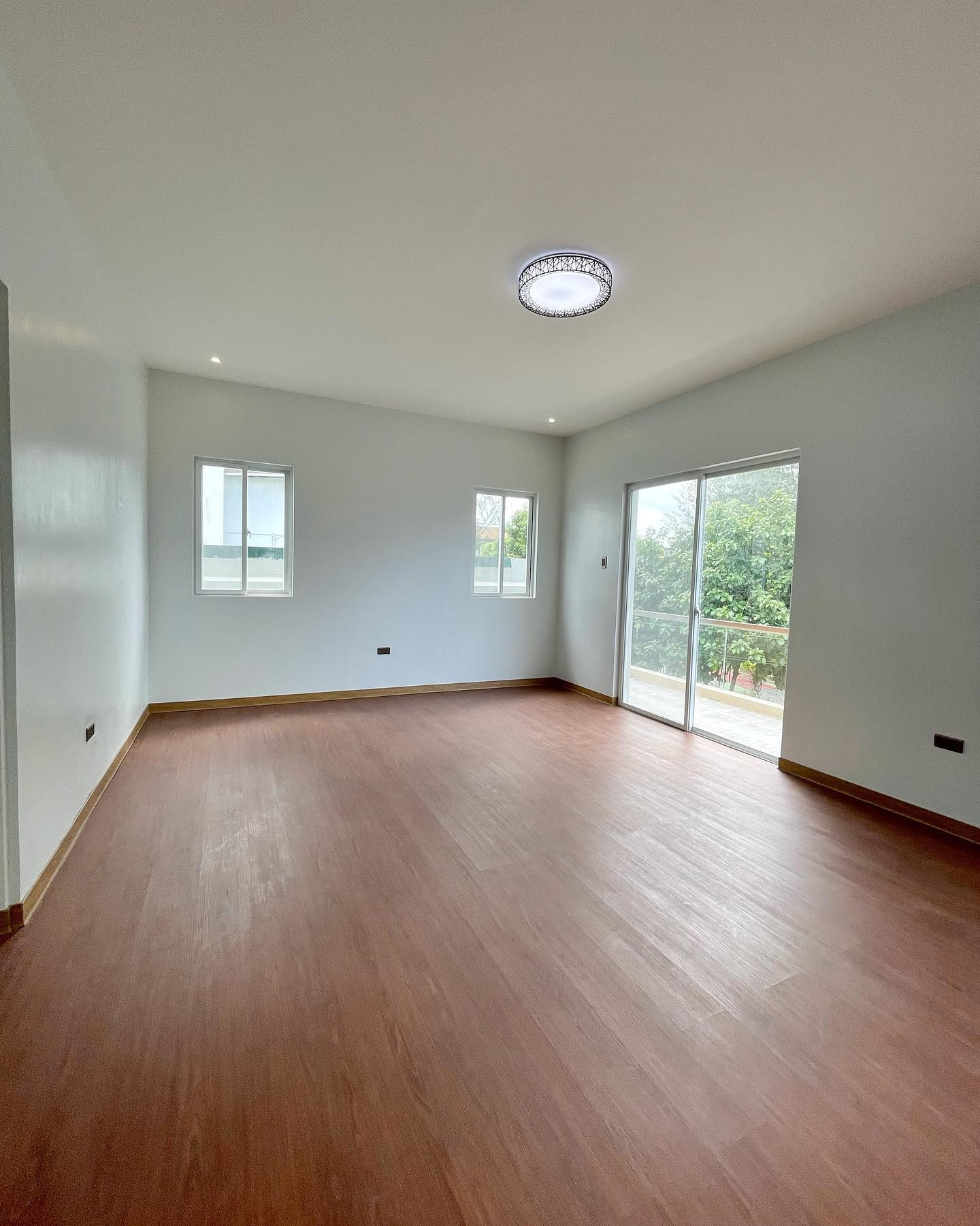 Brand New Modern House for Sale in Greenwoods Executive Village photo 4