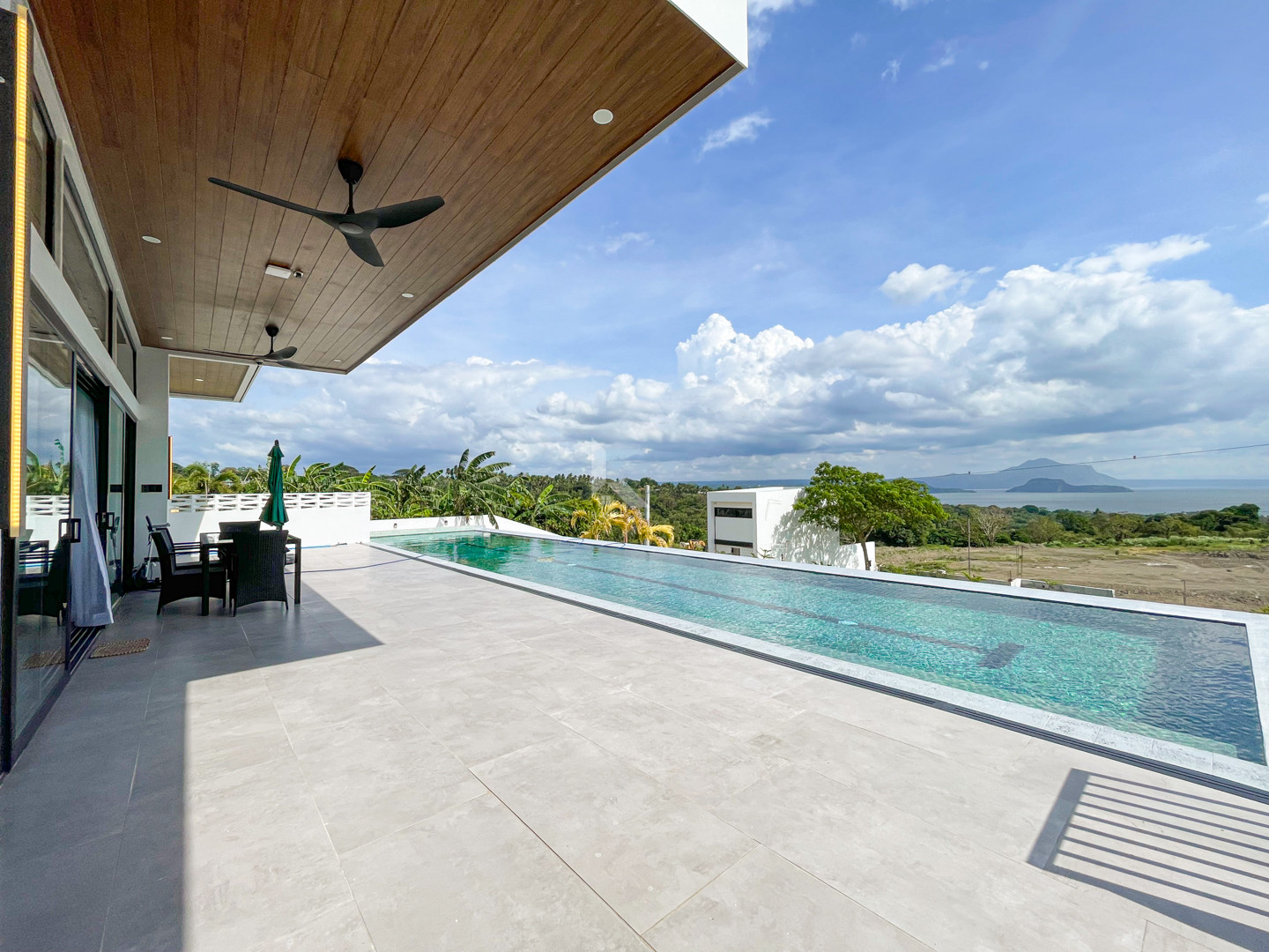 Vast Tropical Rest House For Sale in Taal View Heights photo 1