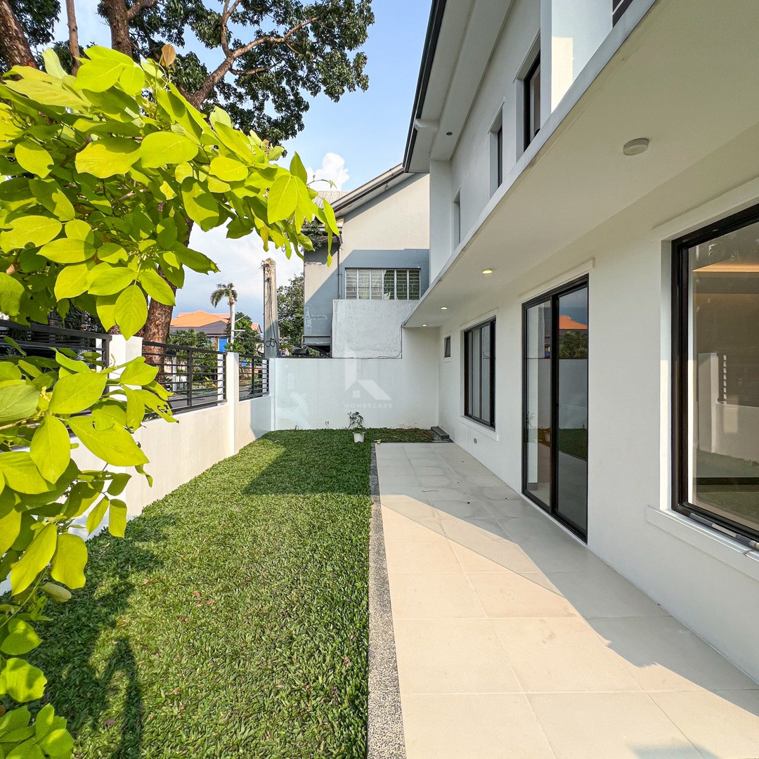 Cozy Contemporary House and Lot For Sale photo 2
