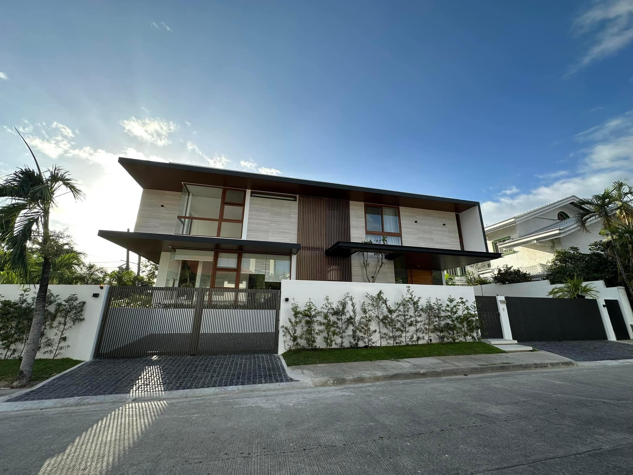 A Top-Tier 5 Bedroom House and Lot for Sale photo 1
