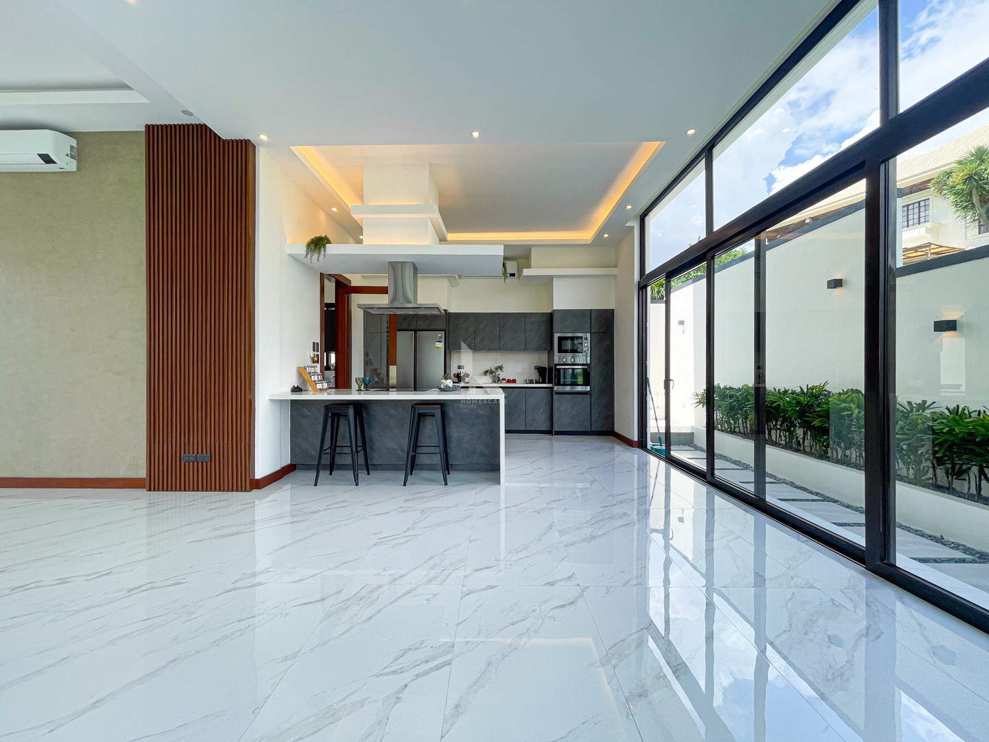 Impressive Modern Tropical Corner House and Lot in Alabang West photo 3