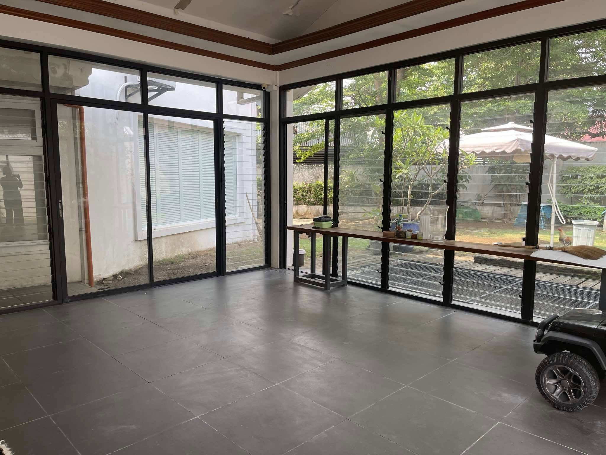 Discover this Bright Pre-Owned House and Lot photo 4