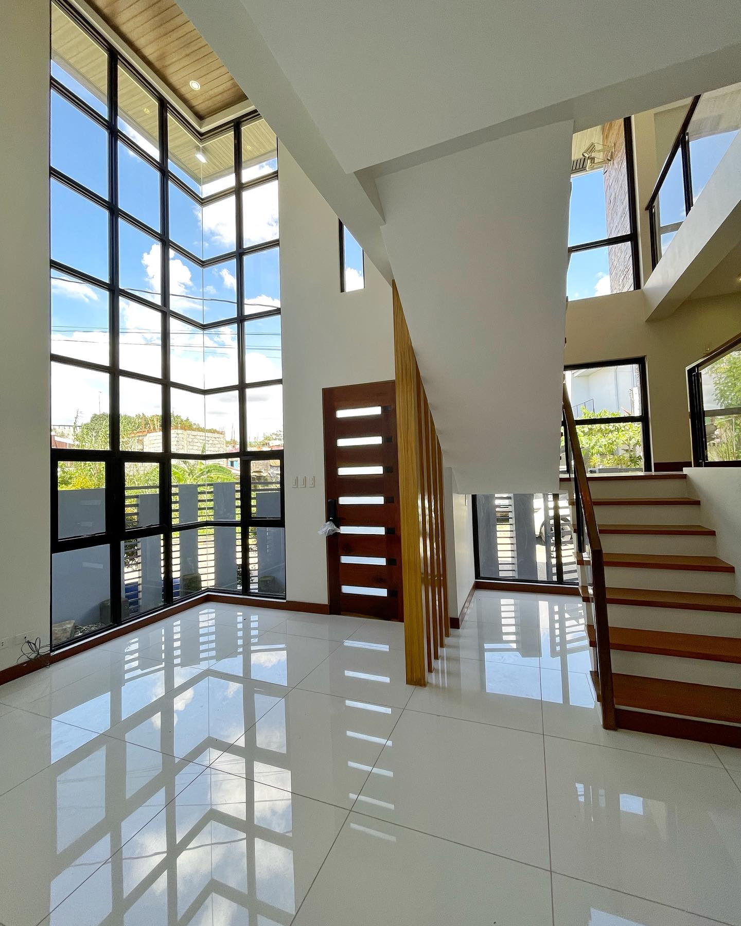 Newly Renovated Modern Corner House for Sale in Greenwoods Executive Village photo 2