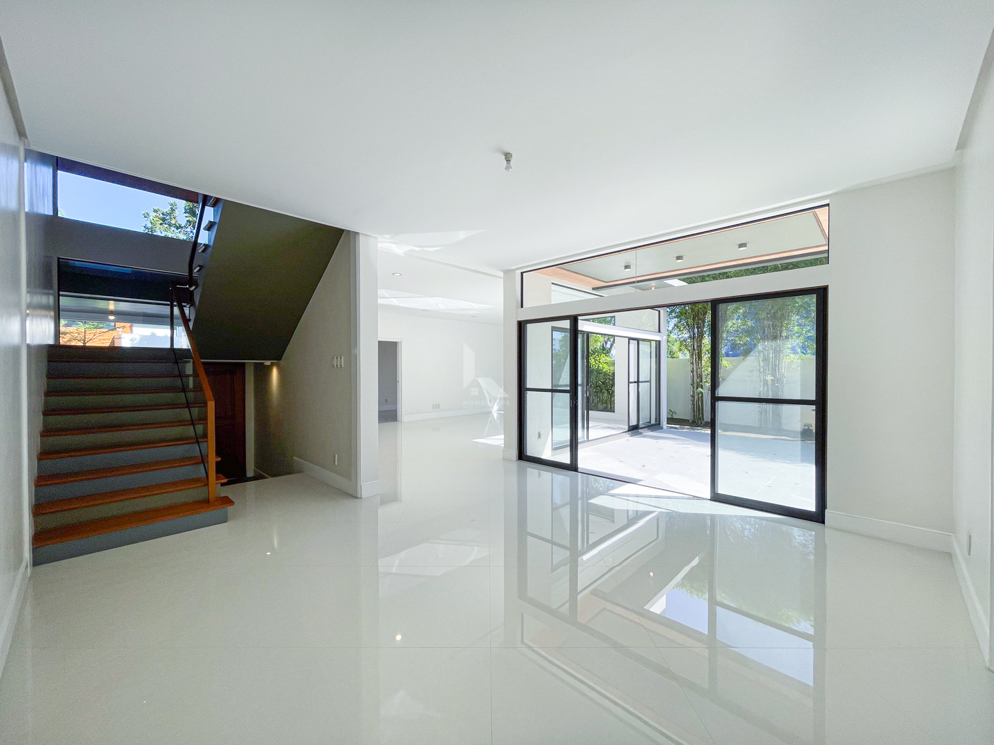 Classy Contemporary House and Lot For Sale photo 3