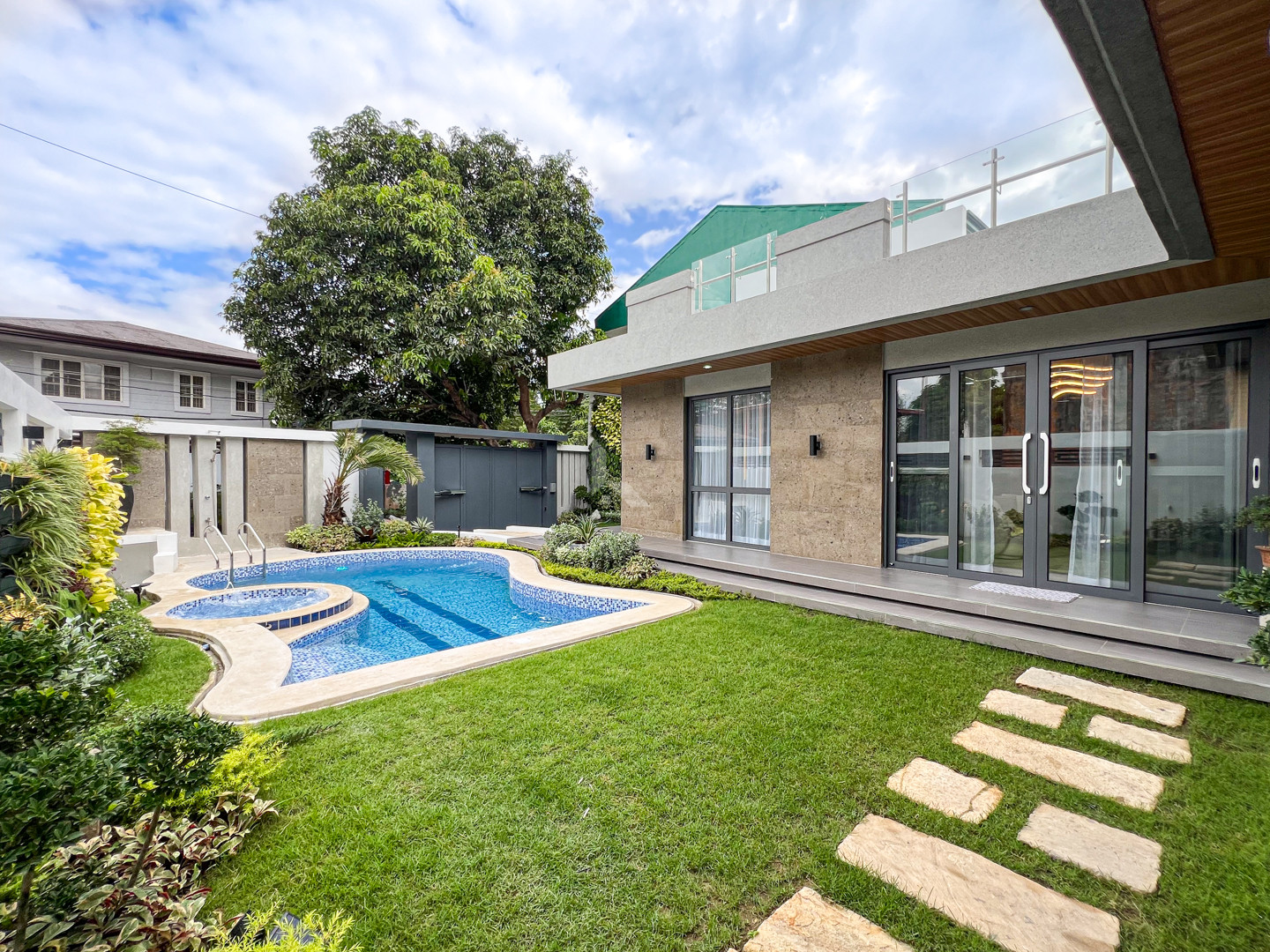 Stylish Modern Contemporary House and Lot For Sale photo 2