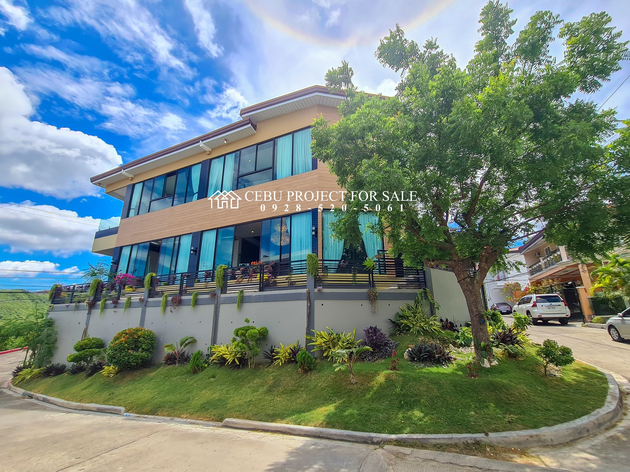 BEAUTIFULLY SITUATED in a high-end subdivision with a panoramic view of the city photo 2