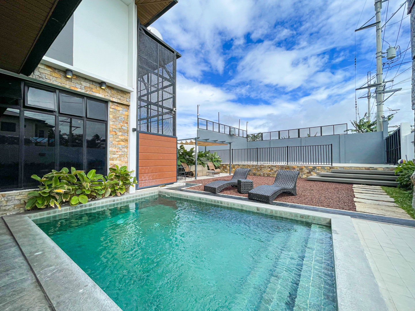 Magnificent Modern Tropical Vacation Home For Sale in Tagaytay photo 2