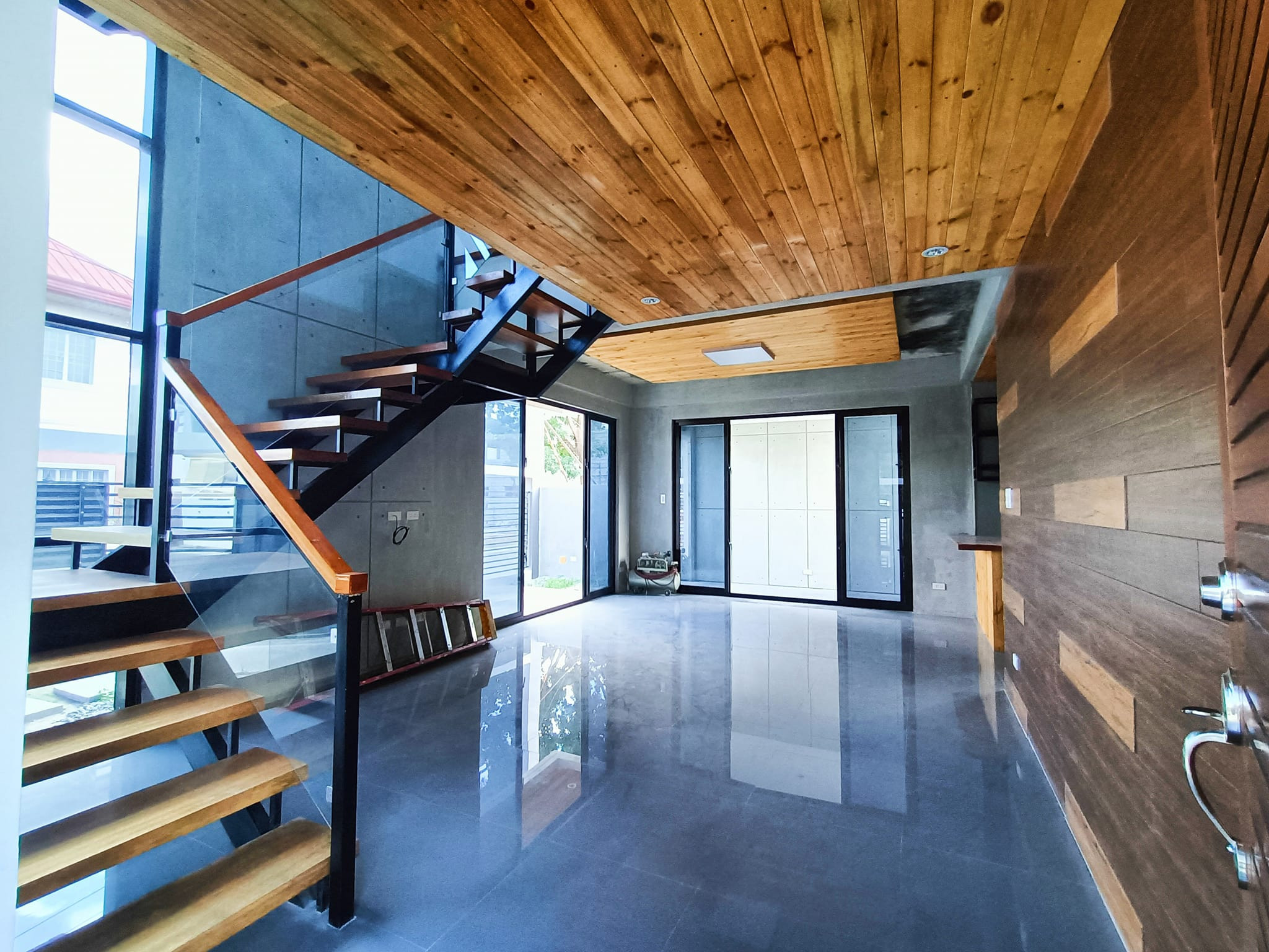 Remarkable Modern 3 Storey Industrial House for Sale in Sn. Fernando Pampanga photo 2