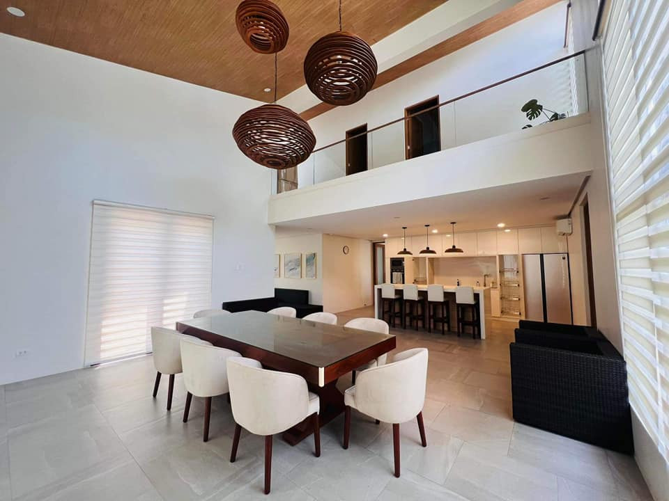 FOR SALE! SOPHISTICATED MINIMALIST HOUSE & LOT WITH WOODEN ELEMENTS. photo 5