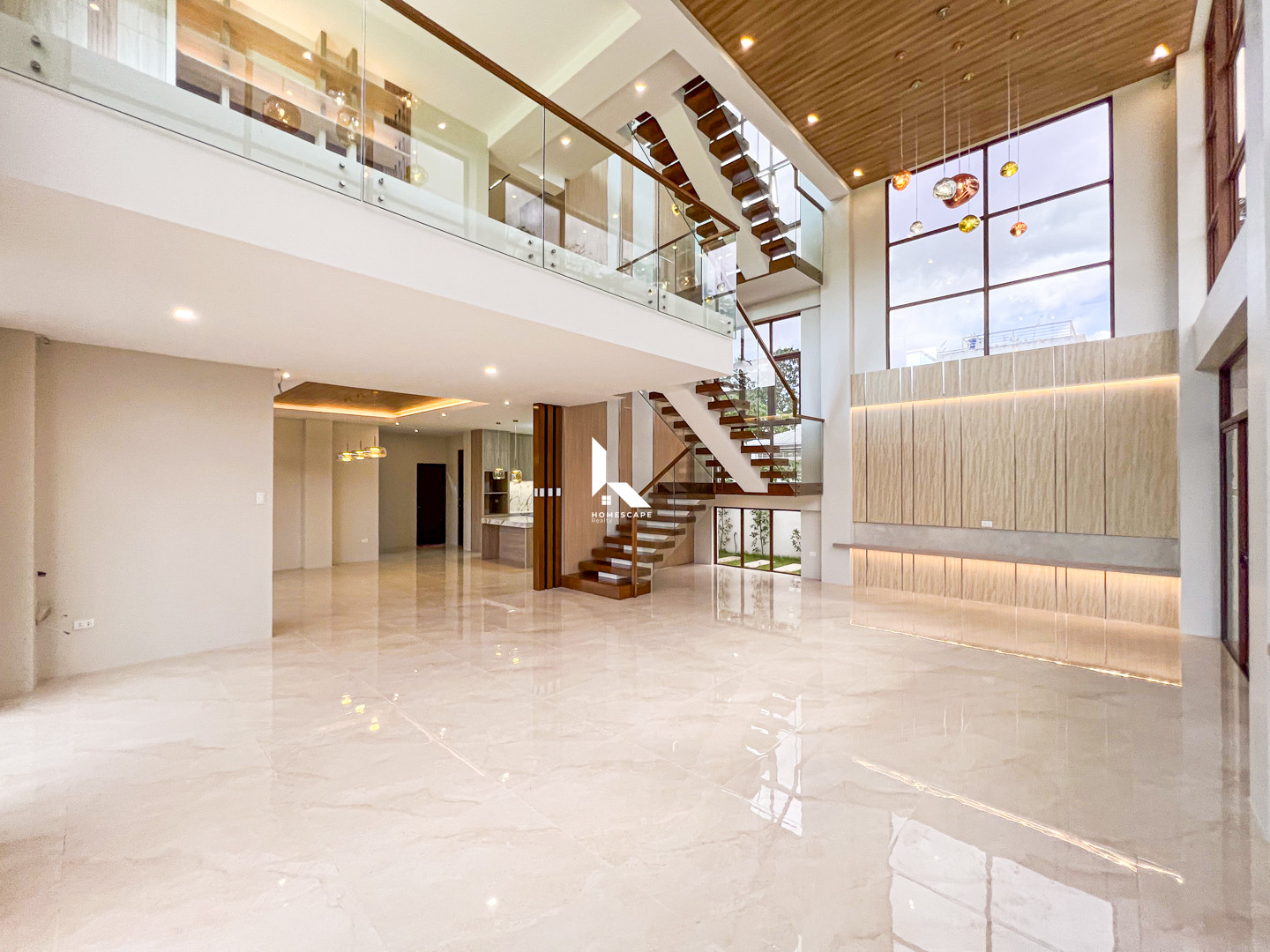 Stunning Modern House with Overlooking View in Eastland Heights photo 3