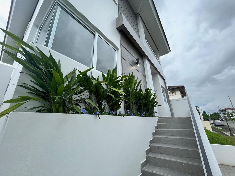 Stunning Modern Design House and lot for Sale photo 2