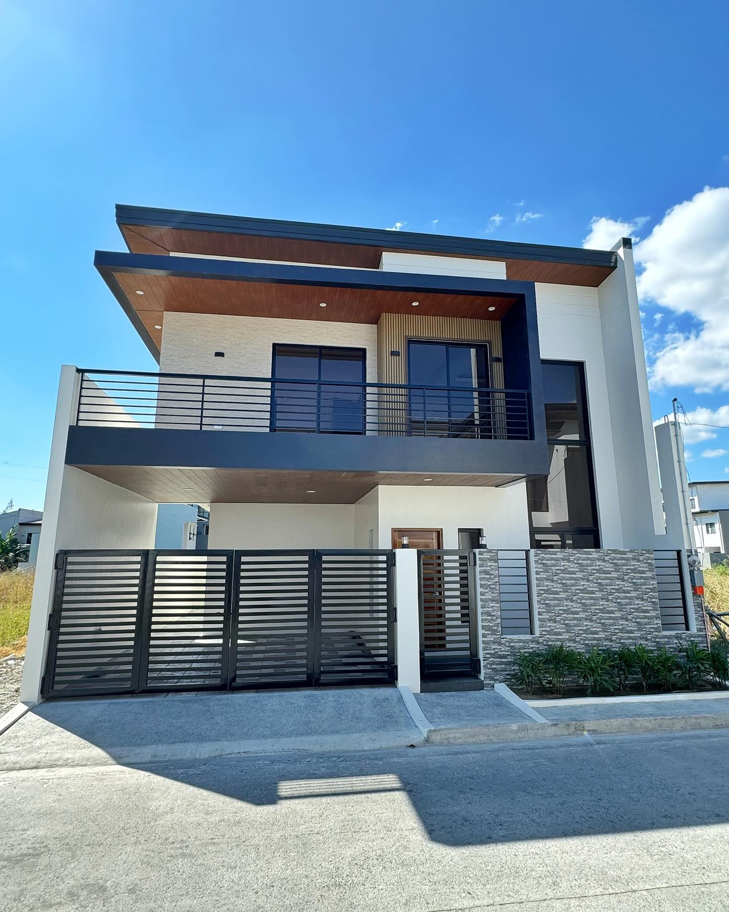 Brand New Modern House for Sale in Greenwoods Executive Village photo 1